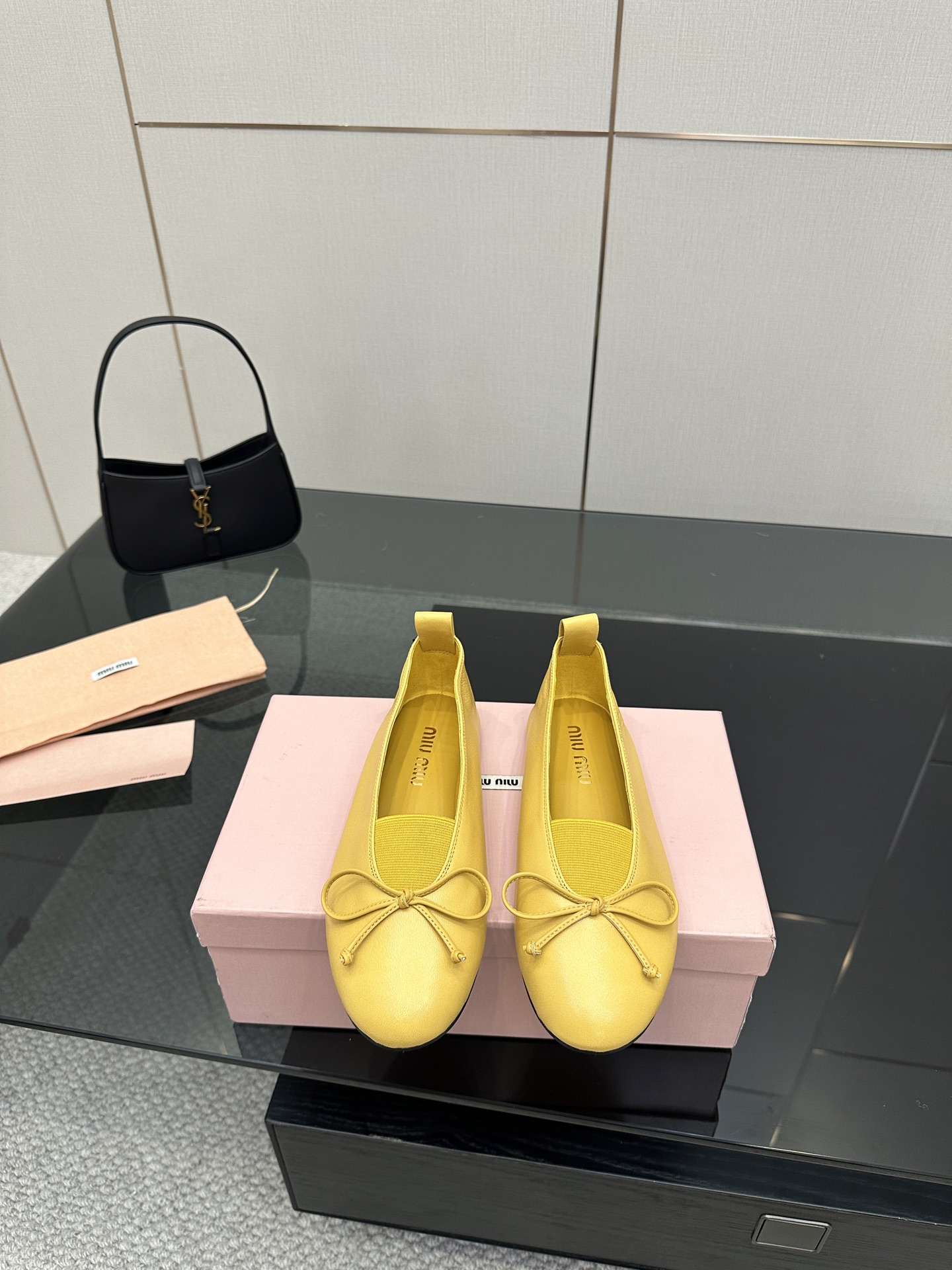 NO:408428,MiuMiu/MuMiu French fairy style Mary Jane flat sole single shoes ballet flat shoes debuted at the 2025 spring and summer fashion show, rejuvenating the iconic style of the MiuMiu series. The unique design is accompanied by bows and elastic bands to show the soft style. From gorgeous skirts to capable and simple trousers, this pair of ballet shoes is completely uncontrollable, making itself the highlight of the shape. Customized fabric original top layer cowhide inner foot pad sheepskin outsole original rubber outsole size 35-39 (40 custom made without return and exchange), single shoes, miumiu, mary jane, flats, skirts, cowhide, sheepskin19860909MiuMiu/缪缪法式仙女风玛丽珍平底单鞋 芭蕾平底鞋亮相2025春夏时装秀,焕新演绎MiuMiu系列标志性的风格. 别致的设计伴以蝴蝶结与松紧带,展露柔美风情.从华丽的裙装,到干练简洁的裤装.这双芭蕾舞鞋无一不能驾驭,妥妥的让自己成为造型的亮点. 面料定制原版头层牛皮 内里垫脚羊皮 大底原版橡胶大底 码数35-39（40定做不退换）,单鞋,miumiu,mary jane,flats,skirts,cowhide,sheepskin,Women's Shoes