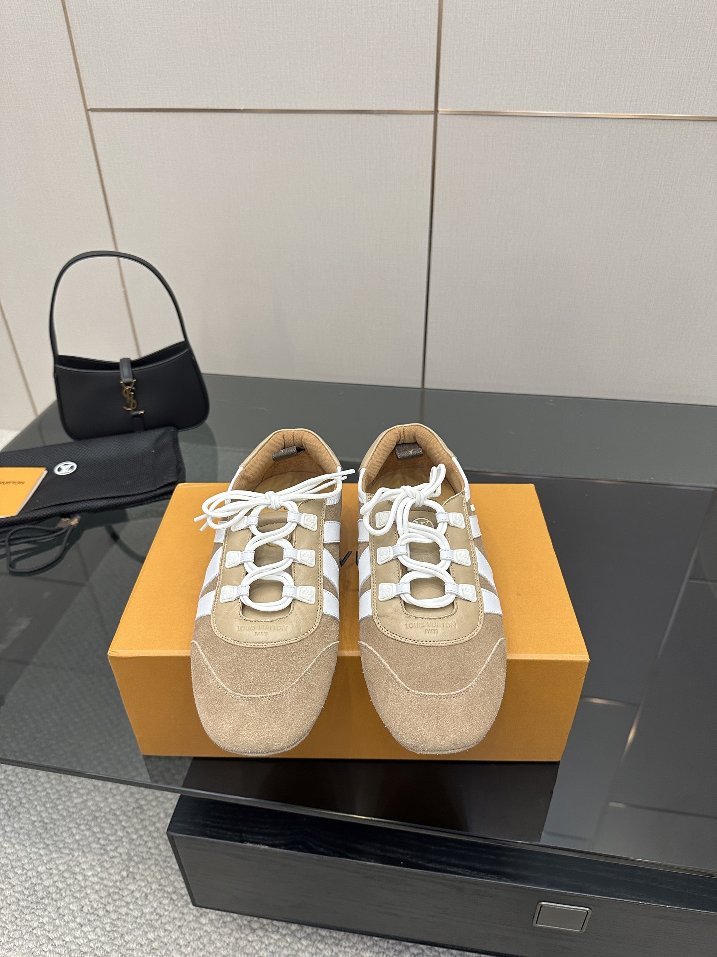 NO:408422,LV SNEAKERINA ballet sneaker Lv sneakerina shoes | The same Lv Sneakerina shoes as Liu Yifei is really delicious~ These shoes are a must-have boot for travel, perfectly blending comfort and fashion. The round-toe lace-up design has the elegance of ballet style. When you wear it, you will feel that exquisite and casual. Classic LV elements embellish the shoe body, showing luxury in a low-key manner, and the focus is everywhere you go. The style of the Dexing shoes is also superb, and it can be modified. Whether it is small wide feet or fleshy feet, it can be gently wrapped by it, and it looks small and delicate. Upper cowhide, inner sheepskin Outsole: original anti-slip rubber outsole size 35-42 (customized for 40.41.42), casual shoes/sports shoes, louis  vuitton, boots, sneakers, cowhide, sheepskin19860909LV SNEAKERINA 芭蕾运动鞋 Lv sneakerina德训鞋 | 刘亦菲同款的Lv Sneakerina德训鞋真的太香了~ 这双鞋简直是出行必备神靴,舒适与时尚完美融合. 圆头系带的设计,带着芭蕾风的优雅,穿上它瞬间就有了那种精致又随性的感觉.经典的LV元素点缀在鞋身,低调中彰显奢华,走到哪儿都是焦点.德训鞋的版型也超绝,很能修饰脚型,不管是小宽脚还是肉肉脚,都能被它温柔包裹,还显得小巧又秀气. 鞋面牛皮 内里羊皮 大底:原版防滑橡胶大底 码数35-42(40.41.42订做),休闲鞋/运动鞋,louis vuitton,boots,sneakers,cowhide,sheepskin,Women's Shoes