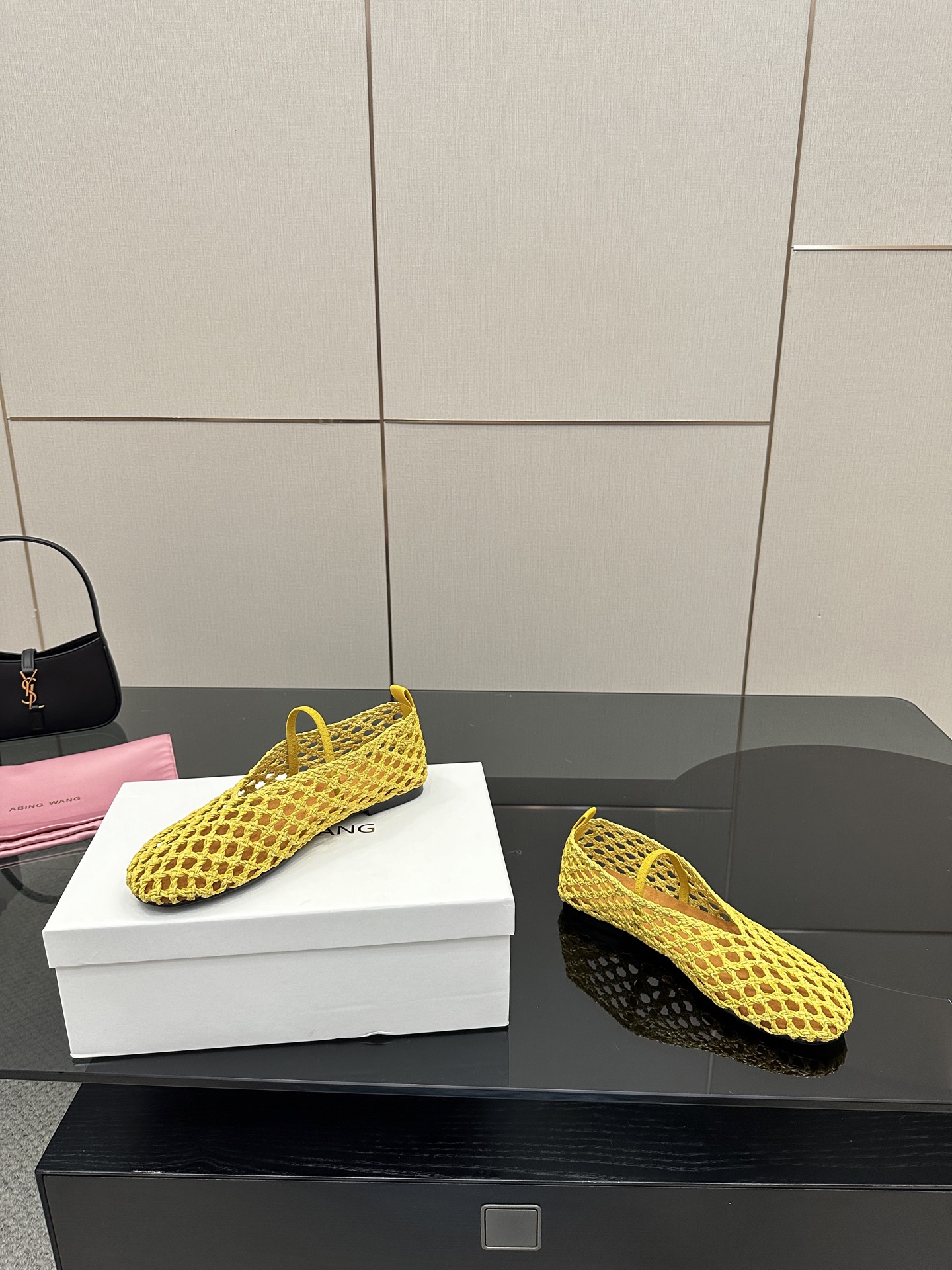Stylish Weaved Mary Jane Shoes with Crystal Coating, Velvet Pumping Foot, Rubber Sole. - 图片 9