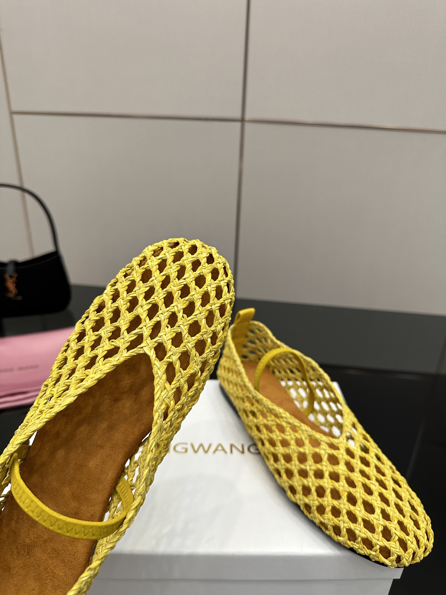 Stylish Weaved Mary Jane Shoes with Crystal Coating, Velvet Pumping Foot, Rubber Sole. - 图片 7
