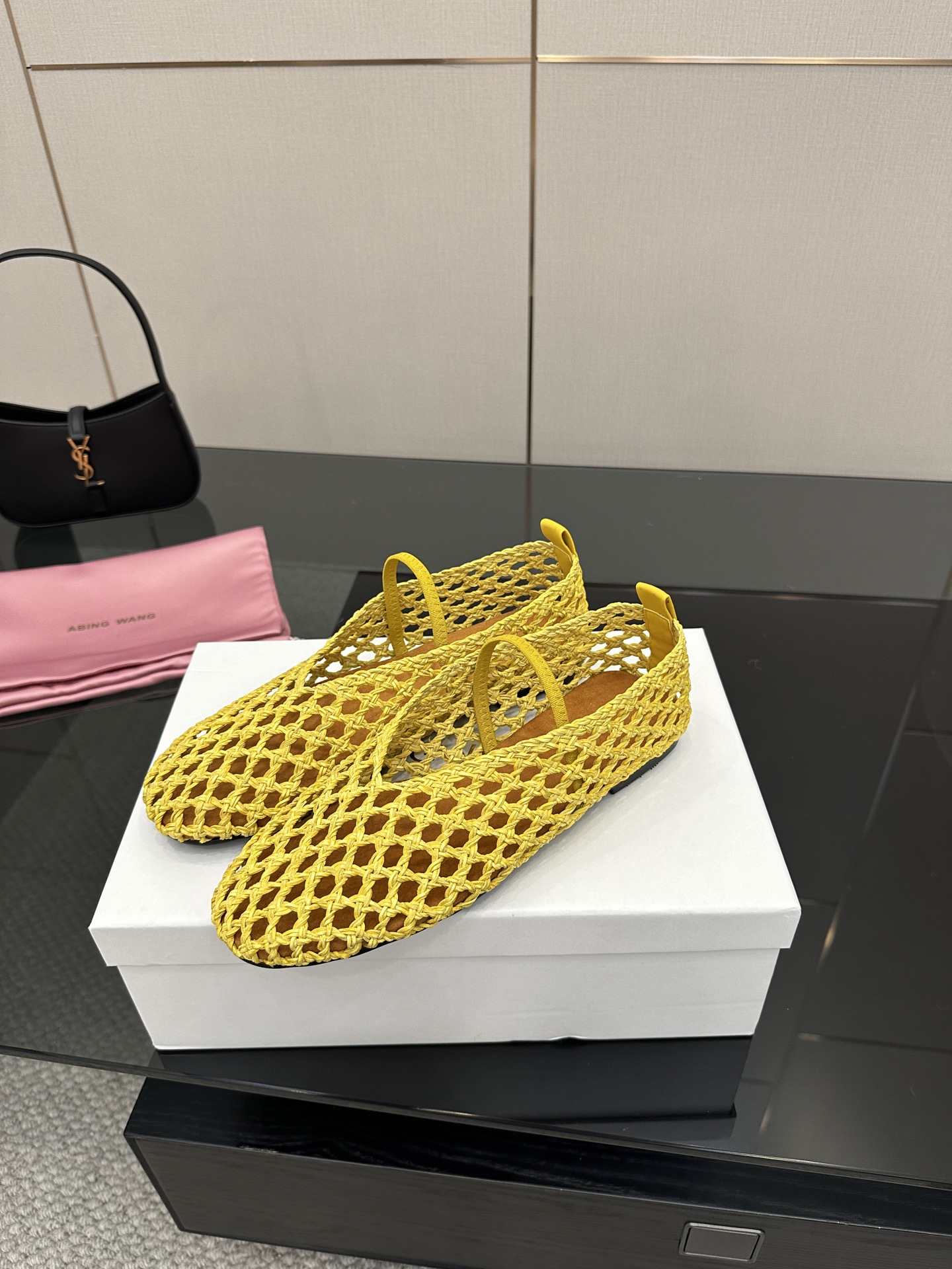 Stylish Weaved Mary Jane Shoes with Crystal Coating, Velvet Pumping Foot, Rubber Sole. - 图片 2