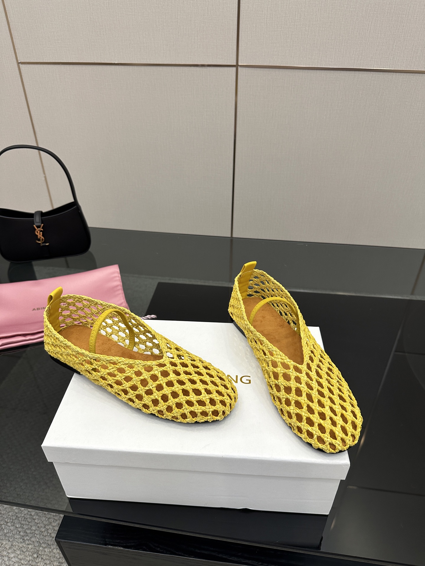 Stylish Weaved Mary Jane Shoes with Crystal Coating, Velvet Pumping Foot, Rubber Sole. - 图片 4