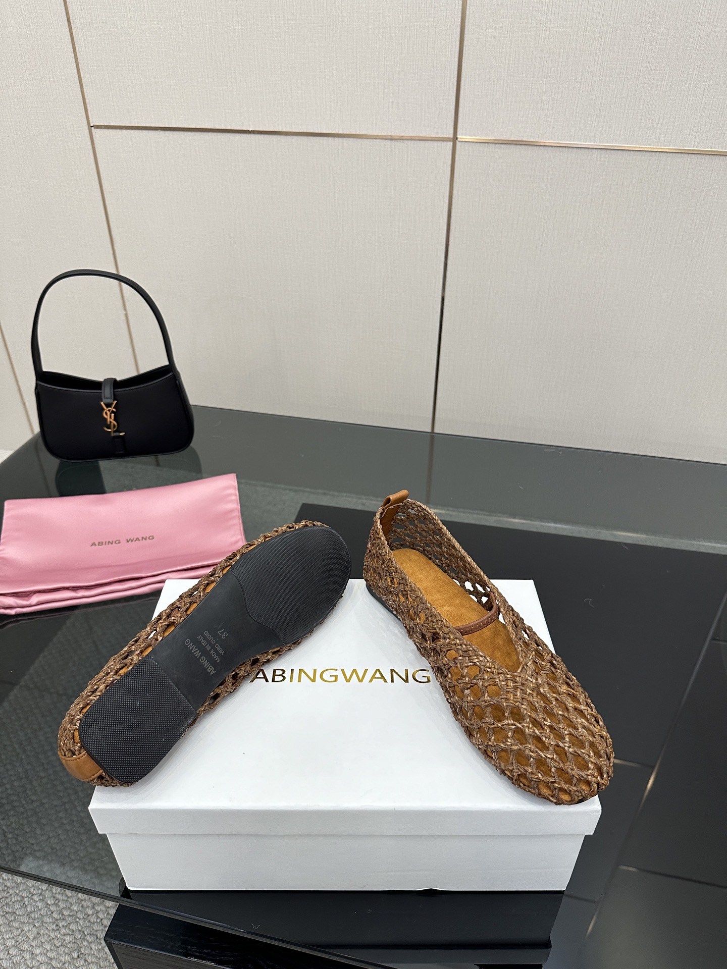 Elegant Mary Jane Shoes with Crystal Coating and Velvet Pumping Foot - 图片 5