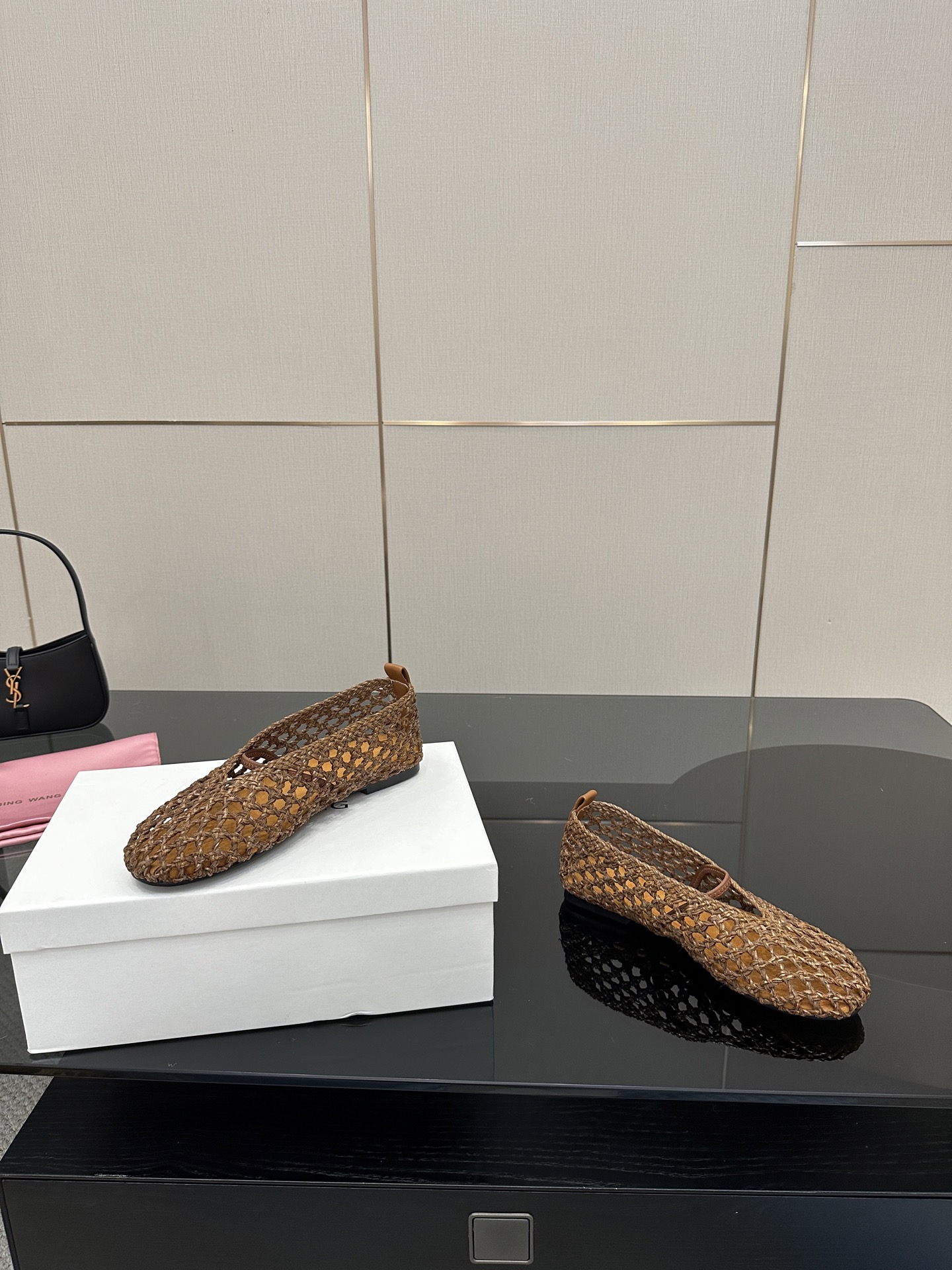 Elegant Mary Jane Shoes with Crystal Coating and Velvet Pumping Foot - 图片 9