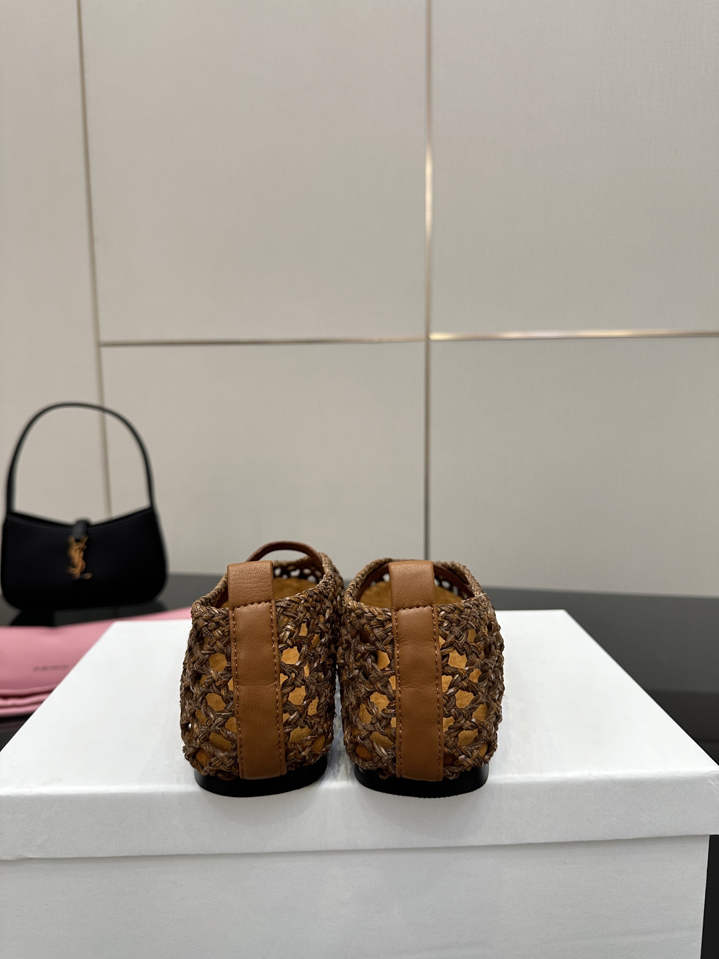Elegant Mary Jane Shoes with Crystal Coating and Velvet Pumping Foot - 图片 8