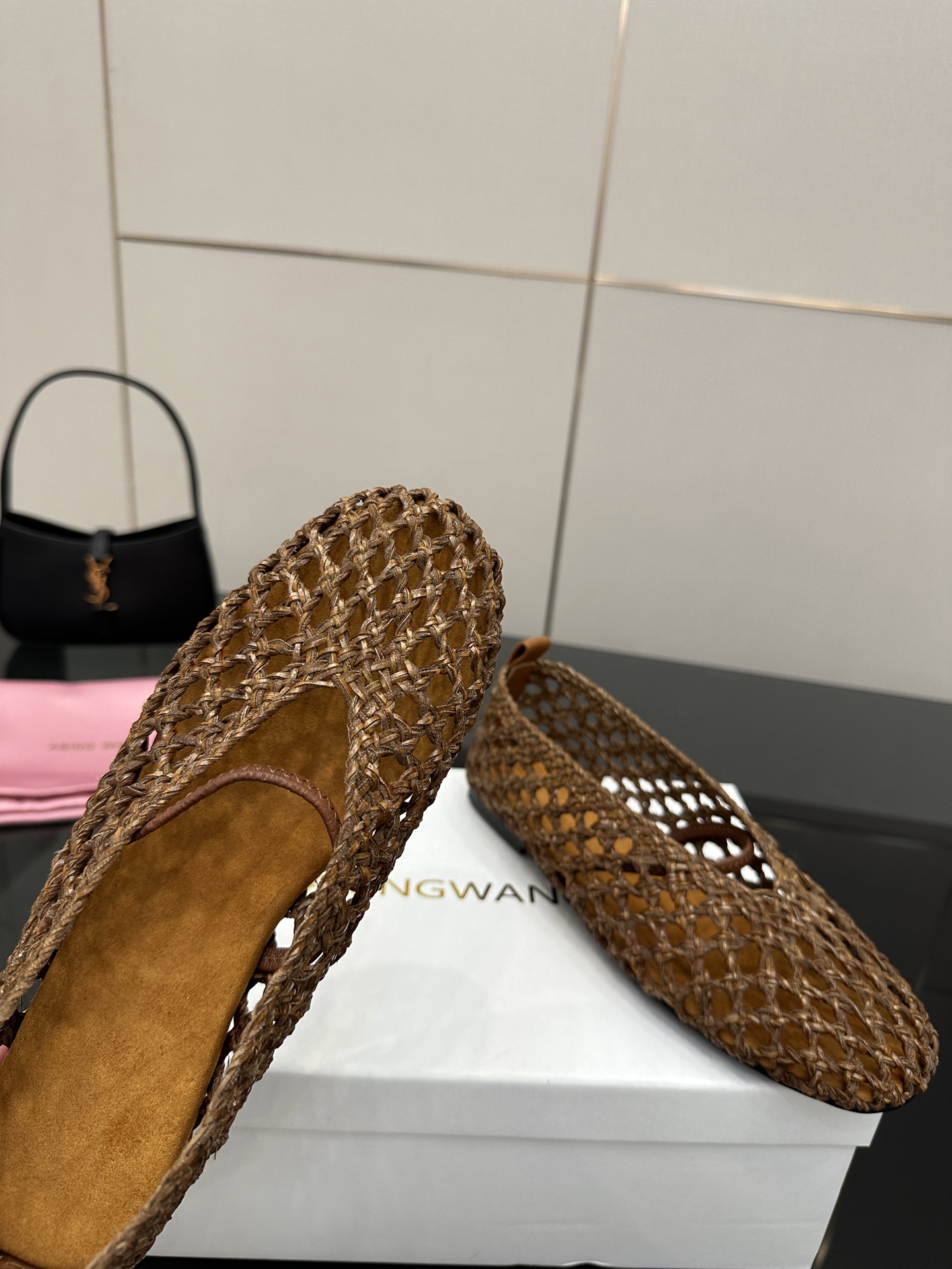 Elegant Mary Jane Shoes with Crystal Coating and Velvet Pumping Foot - 图片 7
