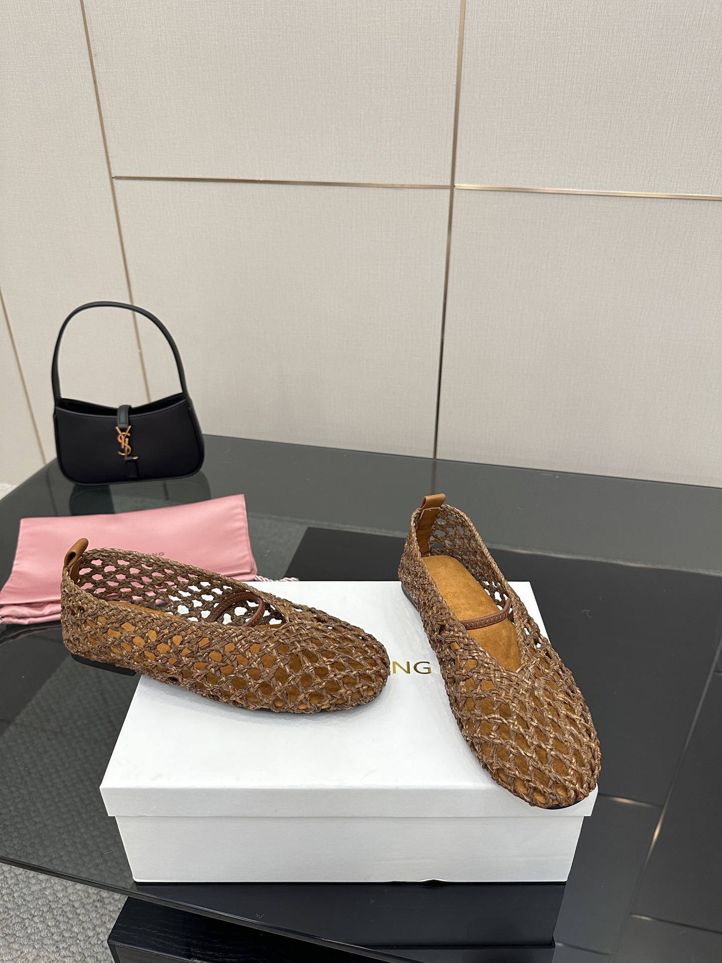 Elegant Mary Jane Shoes with Crystal Coating and Velvet Pumping Foot - 图片 4