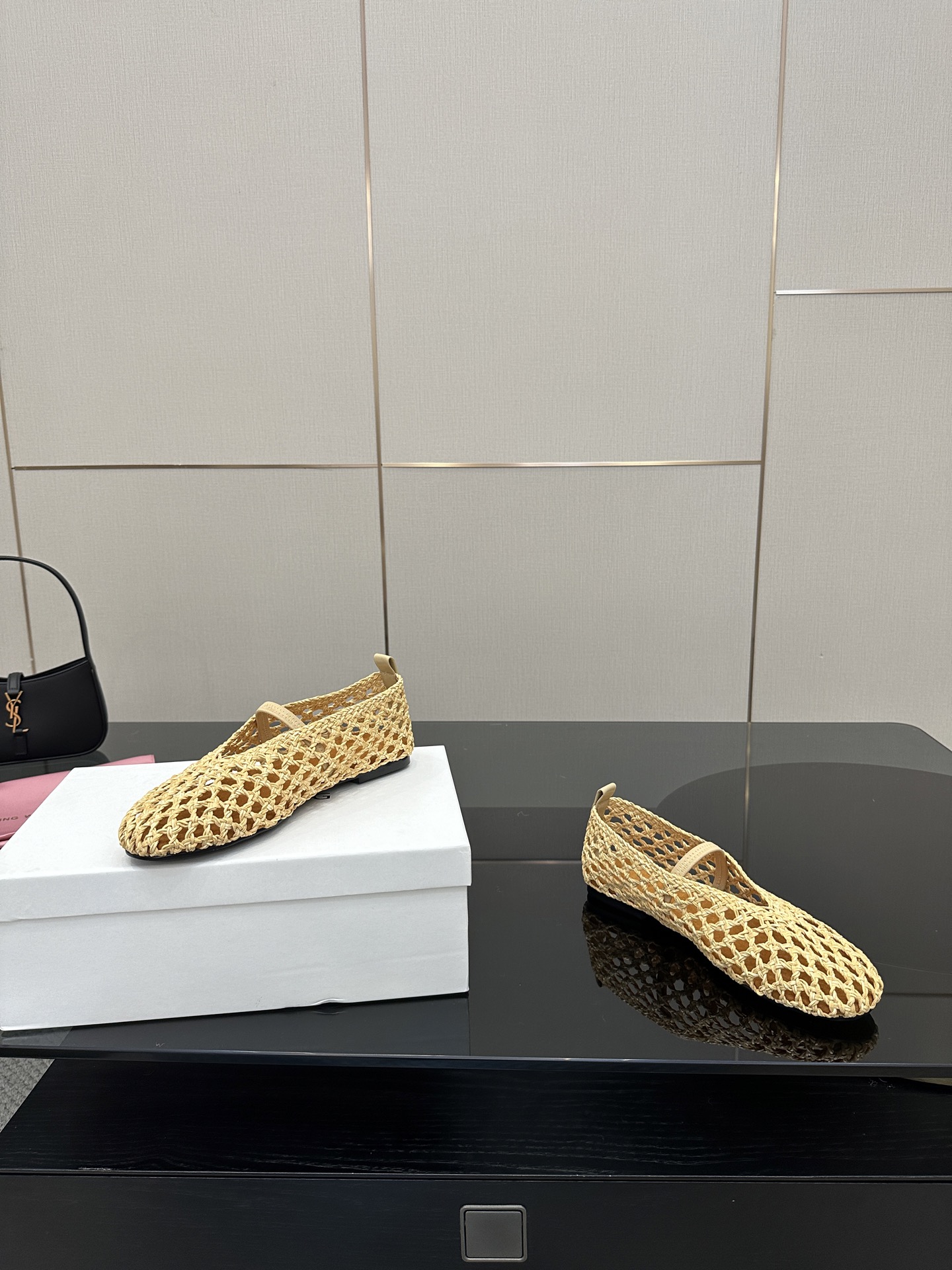 Stylish Mary Jane Shoe with Crystal Coating, Velvet Pumping Foot, Rubber Bottom. Sizes 35-41. - 图片 9