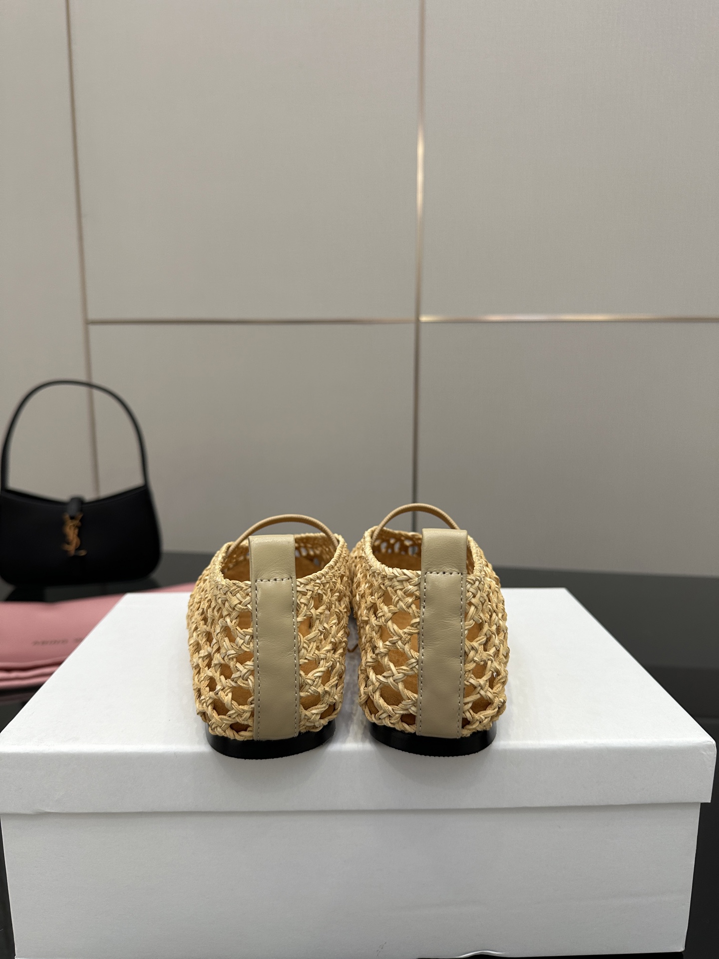 Stylish Mary Jane Shoe with Crystal Coating, Velvet Pumping Foot, Rubber Bottom. Sizes 35-41. - 图片 8