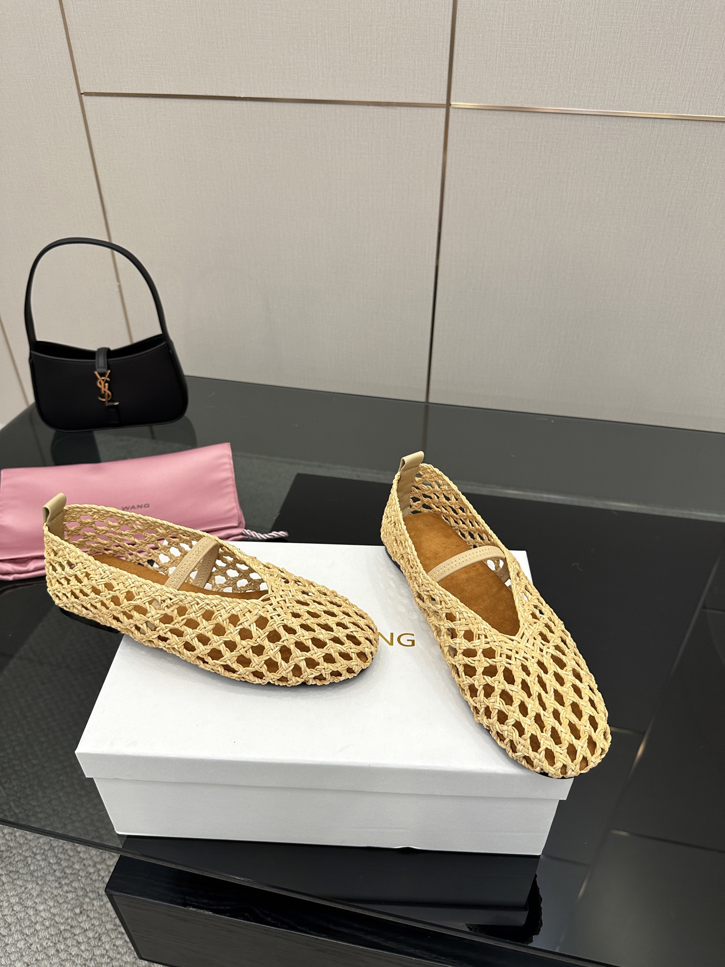 Stylish Mary Jane Shoe with Crystal Coating, Velvet Pumping Foot, Rubber Bottom. Sizes 35-41. - 图片 4