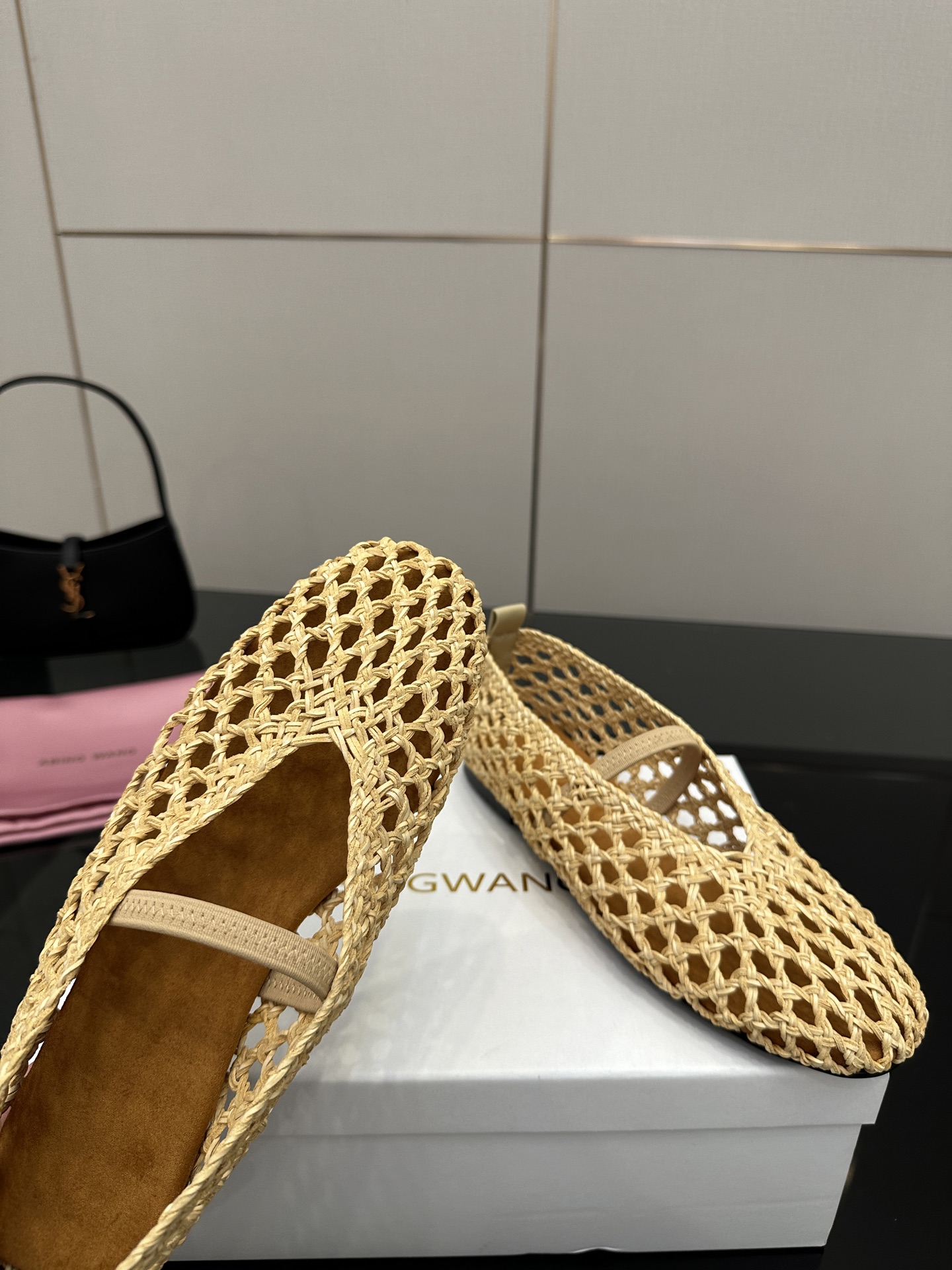 Stylish Mary Jane Shoe with Crystal Coating, Velvet Pumping Foot, Rubber Bottom. Sizes 35-41. - 图片 7