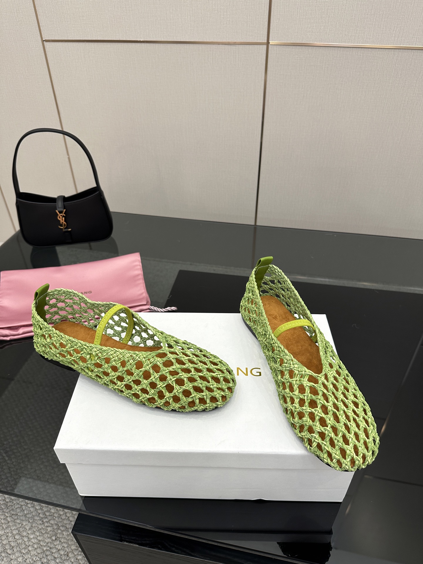 Abing Wang Weaves Mary Jane’s Sole Shoe with Crystal Coating and Velvet Pumping Foot. - 图片 4