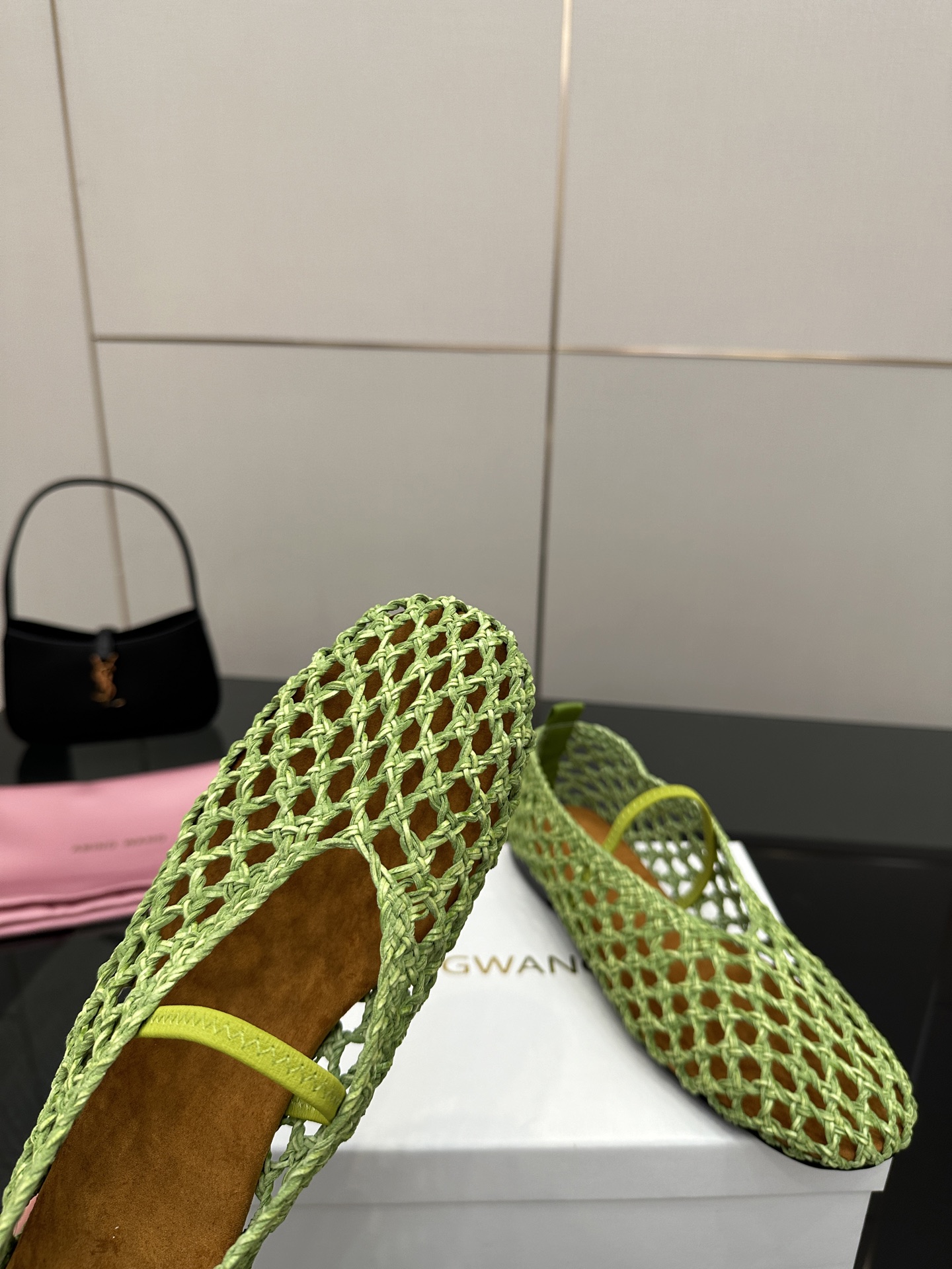 Abing Wang Weaves Mary Jane’s Sole Shoe with Crystal Coating and Velvet Pumping Foot. - 图片 7