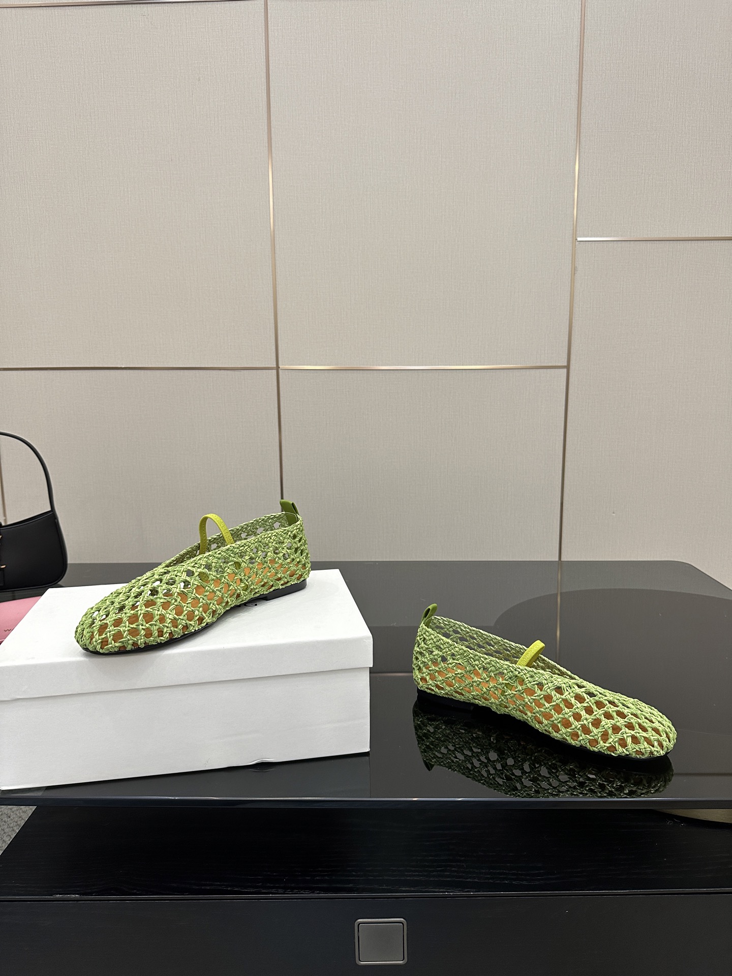 Abing Wang Weaves Mary Jane’s Sole Shoe with Crystal Coating and Velvet Pumping Foot. - 图片 9