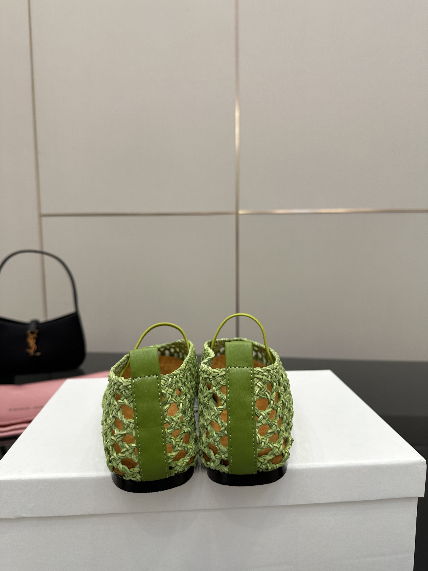 Abing Wang Weaves Mary Jane’s Sole Shoe with Crystal Coating and Velvet Pumping Foot. - 图片 8