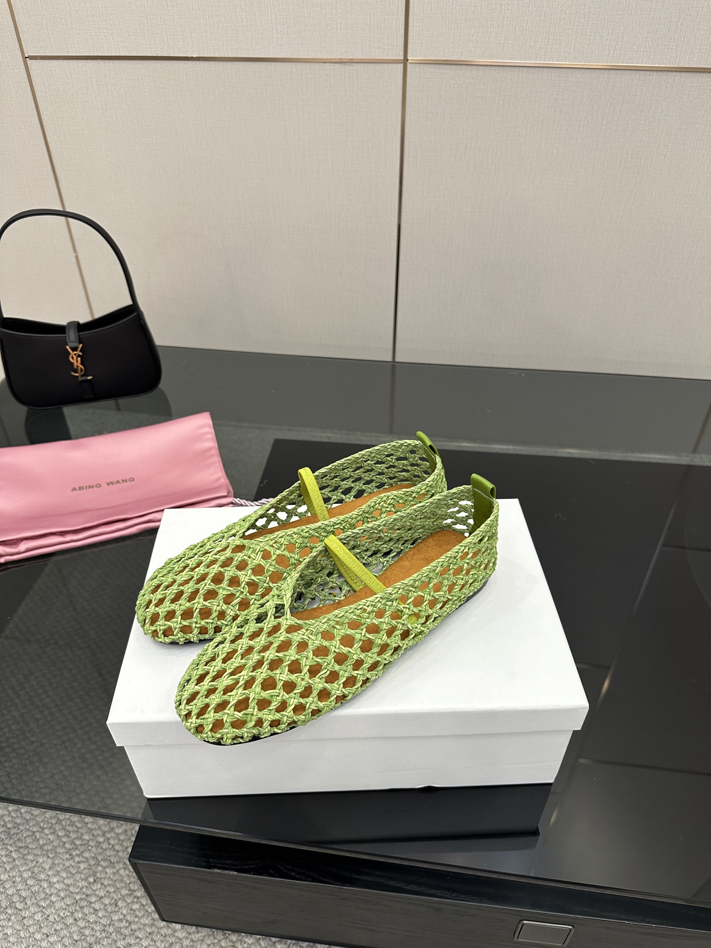 Abing Wang Weaves Mary Jane’s Sole Shoe with Crystal Coating and Velvet Pumping Foot. - 图片 2
