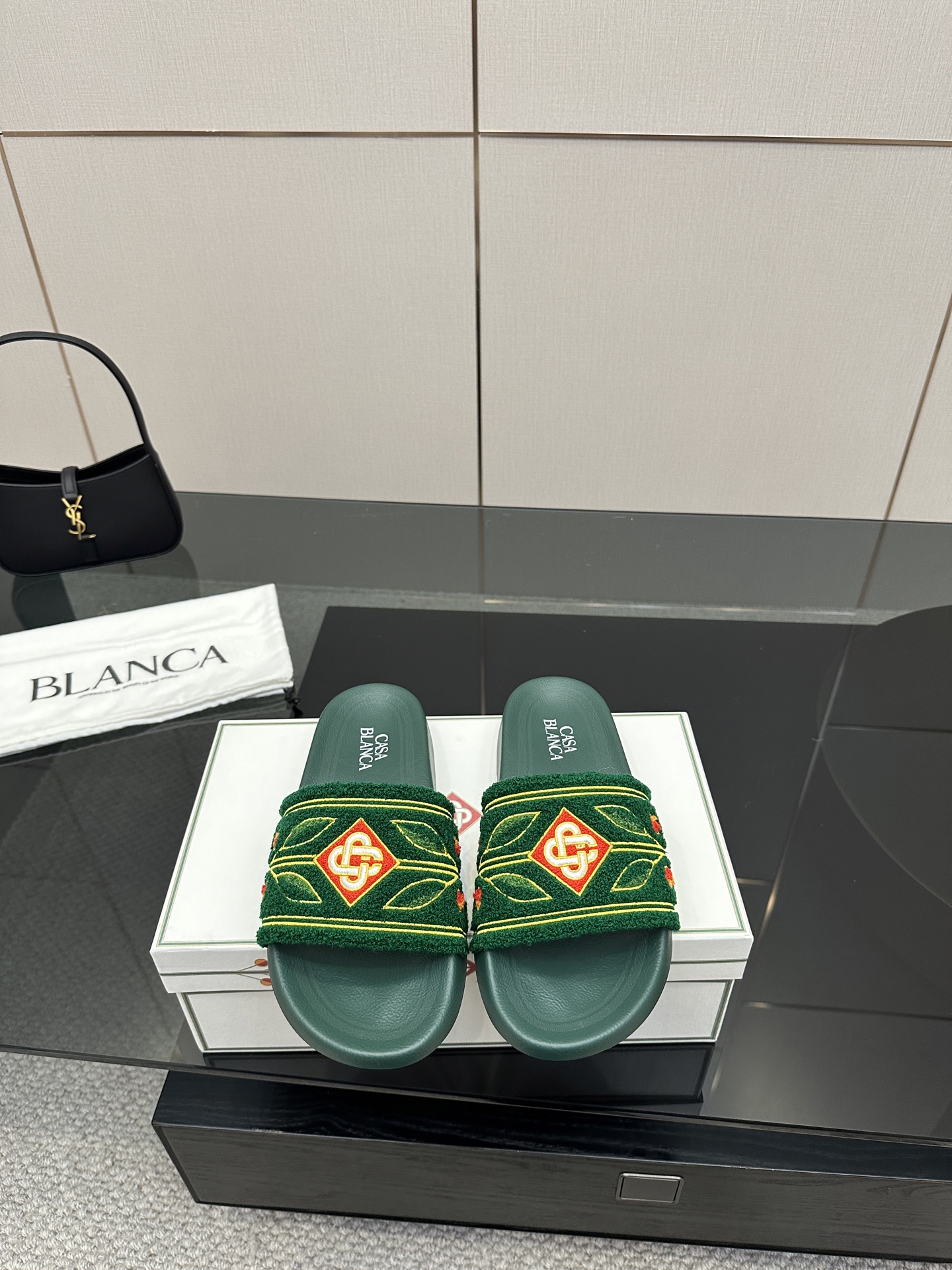 NO:408416,CASABLANCA popular slippers CASA BLANCA (Casablanca) brand slippers, CASA BLANCA is a fashion brand, its product design often combines unique style and trendy elements, and has a certain popularity in the fashion field. Founded by Moroccan fashion designer Charaf Tajer in Paris, France, the brand is designed in Paris. The brand incorporates various elements such as Paris's lazy temperament and exotic style of Morocco, North Africa (especially the city of Casablanca). Upper towel velvet cloth, outsole rubber sole, women's size 35-39, men's size 40-46, slippers, slippers19860909CASABLANCA 爆款拖鞋 CASA BLANCA（卡萨布兰卡）品牌的拖鞋, CASA BLANCA是一个时尚品牌,其产品设计往往融合独特风格与潮流元素,在时尚领域有一定知名度. 法国巴黎的摩洛哥裔时装设计师Charaf Tajer创立 ,品牌在巴黎设计.该品牌融入了巴黎的慵懒气质、北非摩洛哥（尤其是城市卡萨布兰卡）的异域风情等多元元素 . 鞋面毛巾绒布 大底橡胶底 女码35-39 男码40-46,拖鞋,slippers,Women's Shoes