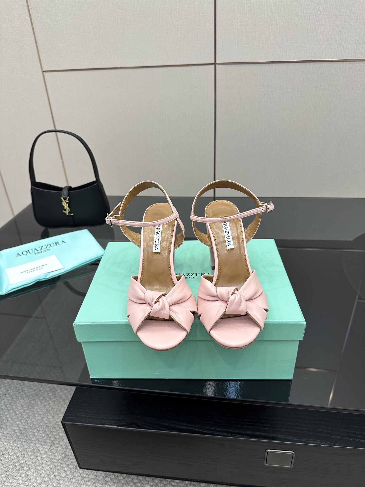 NO:408410,【Aquazzura】2025 new sandals top version Purchase quality Original mold-opening custom high heel sandals are so amazing. The thick heel design makes walking very stable, without tiring your feet at all. Crossing it to modify the foot shape, making the feet look super beautiful. Wearing it, it is the focus of the crowd, the elegant temperament is directly full, the design of the waterproof platform is thoughtful and fashionable, and the lines of the high heels are beautiful. The original mold-opening customization, every detail is impeccable. Wearing it, it instantly becomes the focus of the crowd and takes a confident step. Exclusive new model top version The quality is super beautiful. _______________________________________________________________________________________________________________________________________________________________________________________________________________________________________________________________________________________________________________________________________________________  35-40 (34.40.41.42. Custom made no return or exchange), high heels sandals, sandals, high heels, sheepskin, Leather soles19860909【Aquazzura】2025新款凉鞋  顶级版本 代购品质 原版开模定制高跟凉鞋太绝啦.粗跟设计让走路超稳,完全不累脚,交叉带一整个修饰脚型,显得脚超美.穿上它,就是人群中的焦点,优雅气质直接拉满,防水台的设计贴心又时尚,高跟鞋的线条优美动人.原版开模定制,每一处细节都无可挑剔.穿上它,瞬间成为人群中的焦点,迈出自信的步伐. 独家新款 顶级版本 质量超级美爆.  _________________________________ 全套包装. 鞋面原版定制羊皮 衬里 羊皮. 鞋底 意大利真皮大底 跟高 9.5cm 码数 35-40（34.40.41.42.订做不退换）,高跟鞋凉鞋,sandals,high heels,sheepskin,Leather soles,Women's Shoes