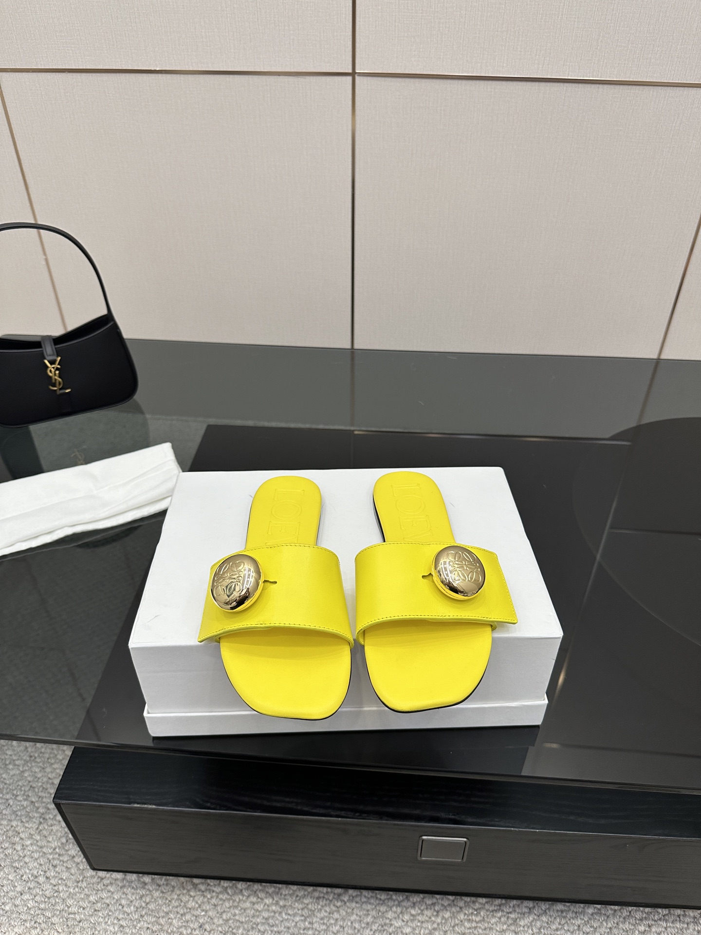 NO:408401,High-version LOEWE/Luo Yiwei 2025/ss new retro flat-soled beach slippers~ Xiaohongshu and the popular outside network. A popular slipper recently. Super cute. A must-have for fashionable essence. There is no complicated decoration. It has excellent vintage. It is pure and minimalist. It is neat and poetic. Super versatile. Original custom calfskin. Imported sheepskin. Outsole. Original leather injection molded outsole. Size 35-39 (40.41. Custom made without return or exchange). Slippers, loewe, loewe, slippers, cowhide, sheepskin.19860909高版本  LOEWE/罗意威2025/ss新品复古风平底沙滩拖鞋～小红书、外网火爆款 最近大热的一款拖鞋 超级可爱 时髦精绝对不能错过的必入款,没有任何繁杂装饰,质感极好的vintage感,纯粹和极简做得利落又诗意 超级百搭款 面料原版定制小牛皮 内里进口羊皮 大底原版真皮注塑大底 码数35-39 (40.41订做不退换),拖鞋,loewe,loewe,slippers,cowhide,sheepskin,Women's Shoes