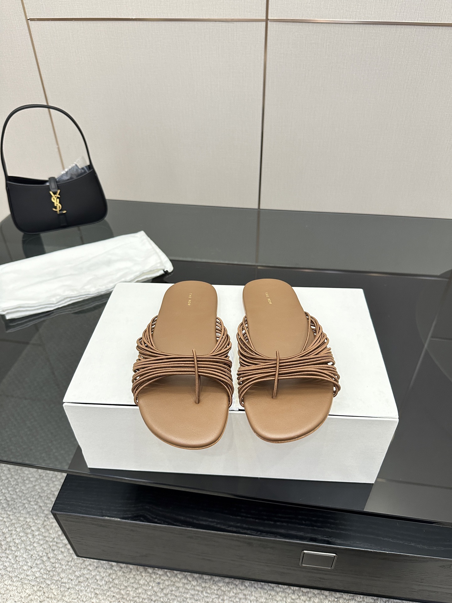 NO:408404,THE ROW25/Spring and summer flat slippers will immediately surprise you with your feet. TR minimalist shoes. You won’t regret the invincible feeling of your feet when you close your eyes!  (Customized color·absolutely correct!) Custom imported rubber bands for uppers, imported sheepskin in the inner, sole ZP genuine leather outsole, high flat sole, size 35-39 (40 customized) (full package), slippers, sandals, slippers, sheepskin, Leather soles19860909THE ROW25/春夏平底拖鞋上脚马上会惊艳到你的一款凉鞋TR极简鞋闭眼入都不会后悔无敌脚感！（定制颜色·绝对正确！） 鞋面定制进口皮筋 内里进口绵羊皮 鞋底ZP真皮大底 跟高平底 码数35-39（40订做）（全套包装）,拖鞋,sandals,slippers,sheepskin,Leather soles,Women's Shoes