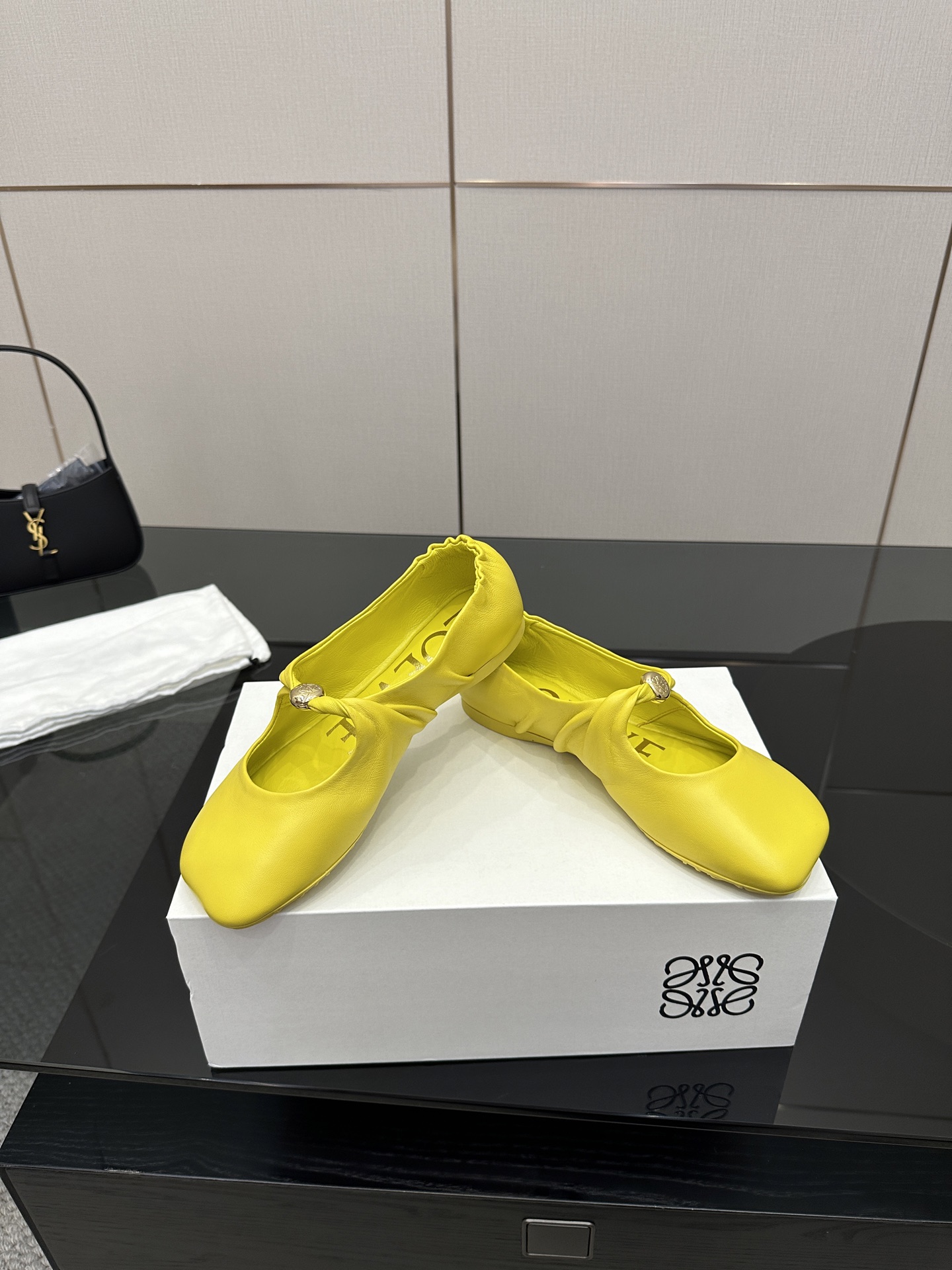 High-end Vintage Slipper: LOEWE/Royvette 2025 Collection Features Zirconium Fabric and Sheep Skin - 图片 4