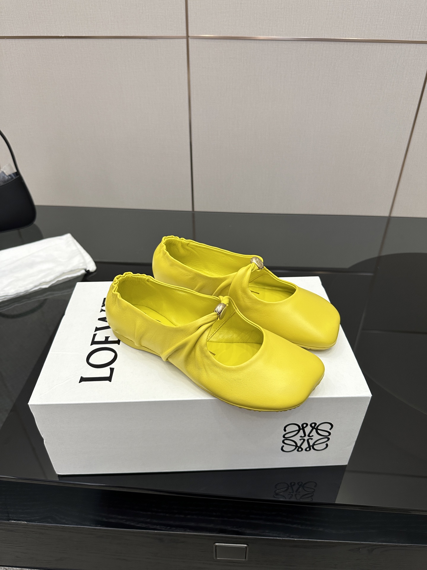 High-end Vintage Slipper: LOEWE/Royvette 2025 Collection Features Zirconium Fabric and Sheep Skin - 图片 3