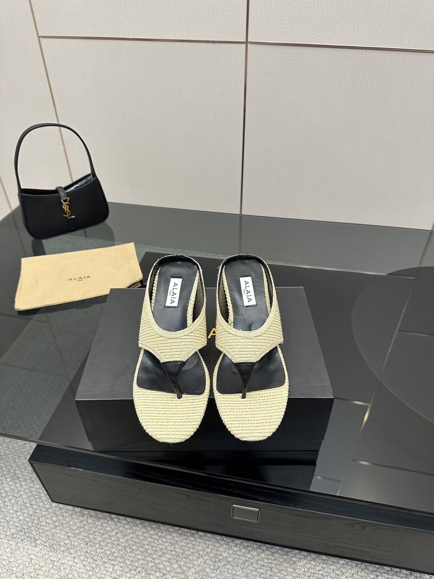 NO:408424,Silk Yang Jingwa knitted ALAA triangular thick-soled wedge slippers | HIGH LOVE ||||ALAA | HIGH LOVE External network Dabo has a pair of this one with exquisite heart-shaped decoration. The brand's new sculpture heel, elegant shoe shape, casual, comfortable and fashionable. Overseas bloggers have a pair of silk uppers, silk, woven, inner sheepskin, sole genuine leather. Size 35-39 (customized for 41.42.43), split-toe shoes, slippers, sheepskin, real silk, sheep19860909真丝 羊京和编织 ALAA三角厚底坡跟拖鞋| HIGH LOVE|||ALAA | HIGH LOVE 外网大博人手一双的 这款采用精美心形装饰搭配 品牌全新的雕塑跟,优雅鞋型 休闲舒适兼备具时髦利落 海外博主人手一双 鞋面真丝,羊京,编织 内里羊皮 鞋底真皮 码数35-39（41.42.43定制）,分趾鞋,slippers,sheepskin,real silk,sheep,Women's Shoes