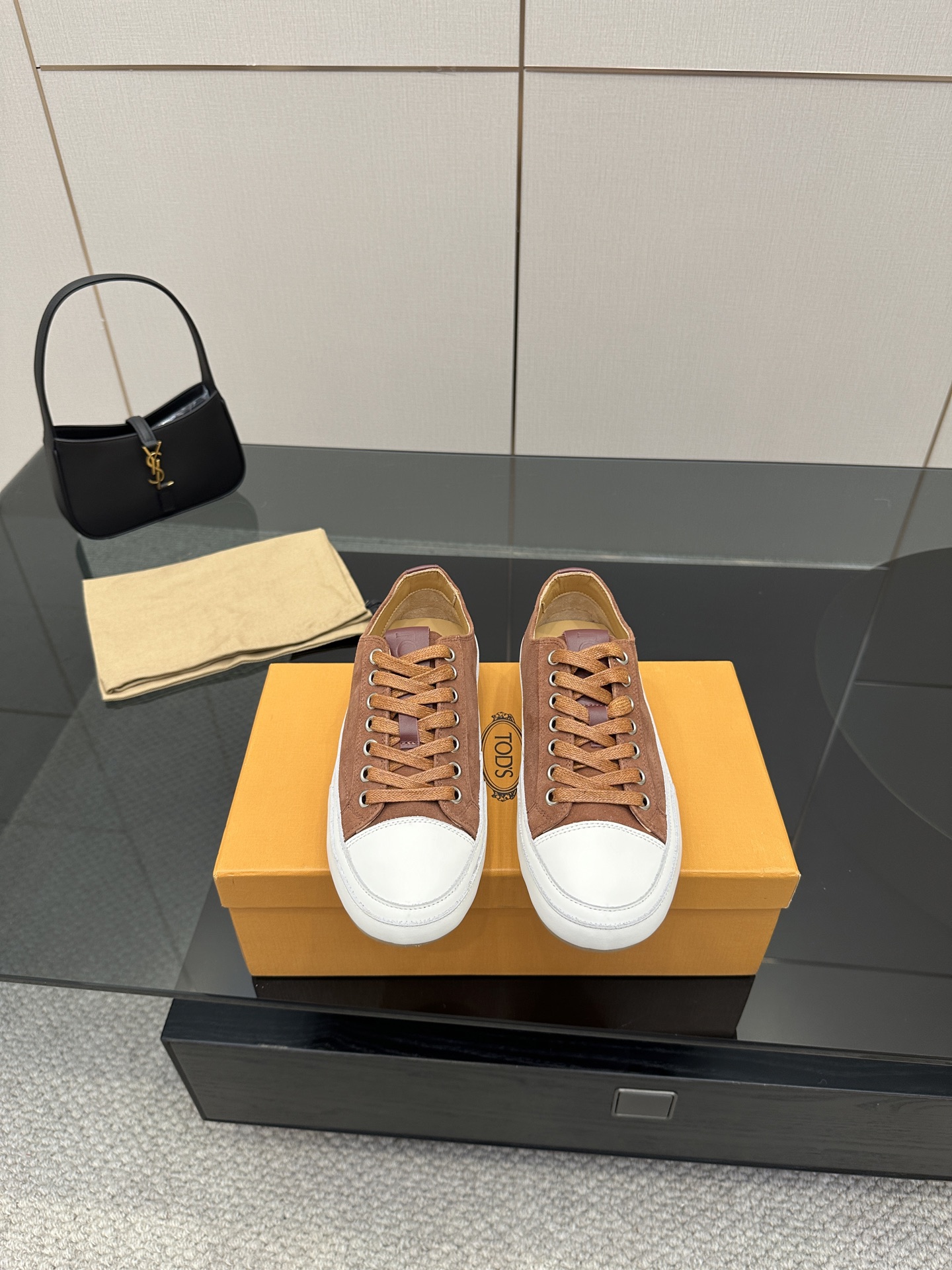 NO:408433,TOD'S 25WF new Doudou white shoes In this poetic and romantic season in spring, I fell in love with this pair of shoes for the first time. I was attracted by its simple yet stylish design. The pure white upper is like the first snow in spring, and it exudes a fresh and refined atmosphere. The 133 neatly arranged rubber 'Doudou' are undoubtedly the soul of this pair of shoes. These small and cute 'Doudou' are inspired by the anti-slip texture of car tires. They not only provide excellent anti-slip performance for the soles, allowing me to walk steadily on the slippery roads in spring, and also give the shoes excellent cushioning effect. Whether it is a spring picnic party or a romantic date, it can easily become the focus; the fabric is made of original custom leather, and the inner foot pads are all sheepskin  Original open mold custom bean sole size35-39 (40 customization), casual shoes/sports shoes, Tod's, sneakers, sheepskin19860909TOD'S 25WF新品豆豆小白鞋 在春天这个充满诗意与浪漫的季节 当我第一次看到这双鞋就爱惨了 就被它简约而不失格调的设计所吸引. 纯净的白色鞋面 宛如春日里的初雪 一尘不染散发着清新脱俗的气息. 鞋底那133颗排列整齐的橡胶“豆豆”, 无疑是这双鞋的灵魂所在. 这些小巧可爱的“豆豆” 灵感源自汽车轮胎的防滑纹路 不仅为鞋底提供了出色的防滑性能 让我在春日的湿滑路面也能步伐稳健 自信前行 更赋予了鞋子出色的缓震效果. 无论是在春日的野餐聚会 还是浪漫的约会中 都能轻松成为焦点； 面料采用原版定制皮料 内里垫脚均为羊皮 原版开模定制豆豆大底 size35-39（40定制）,休闲鞋/运动鞋,Tod's,sneakers,sheepskin,Women's Shoes