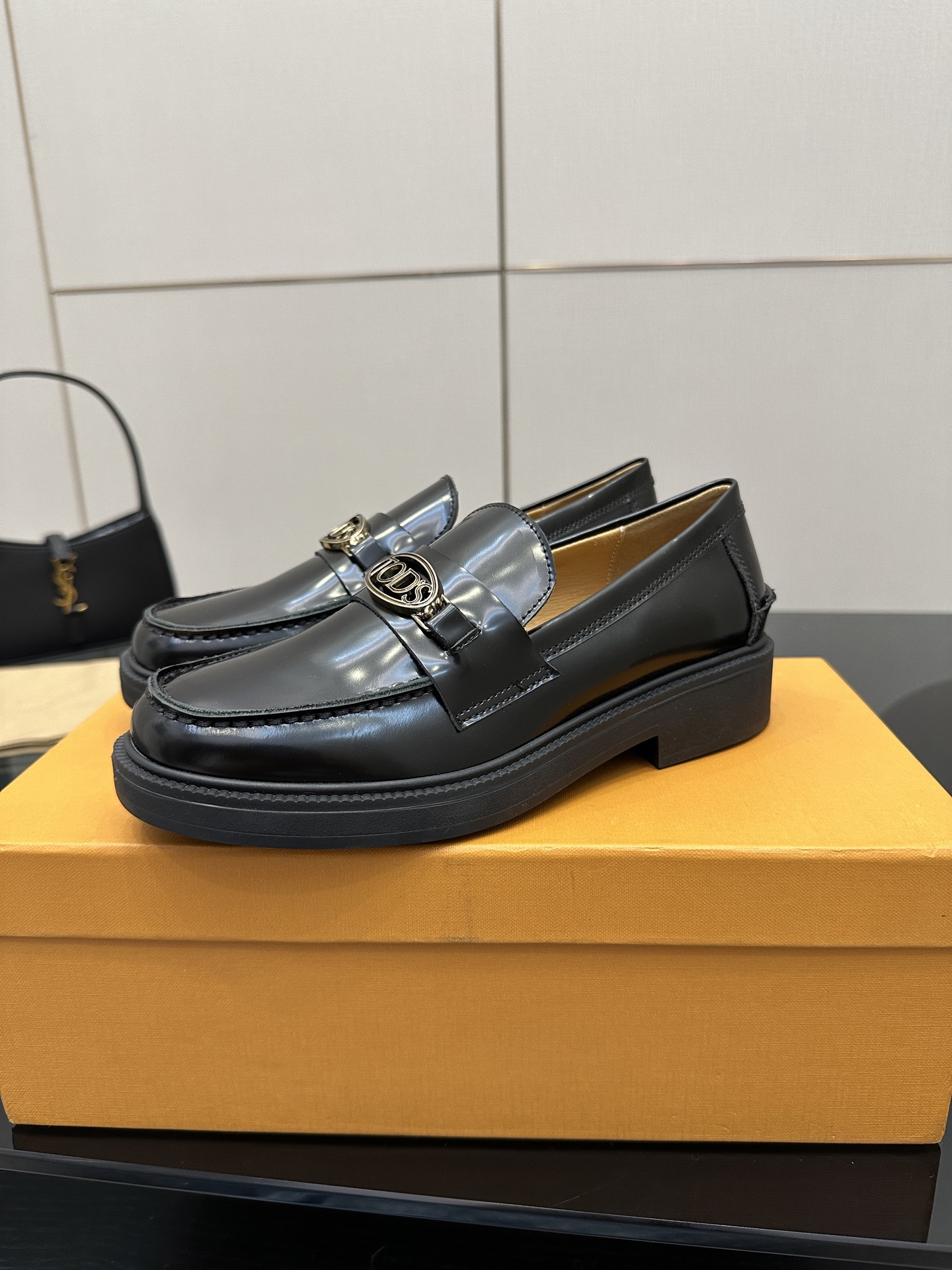 TOD’S Classic Metallic Shoes with High-Quality Alloy and Unique Design - 图片 4