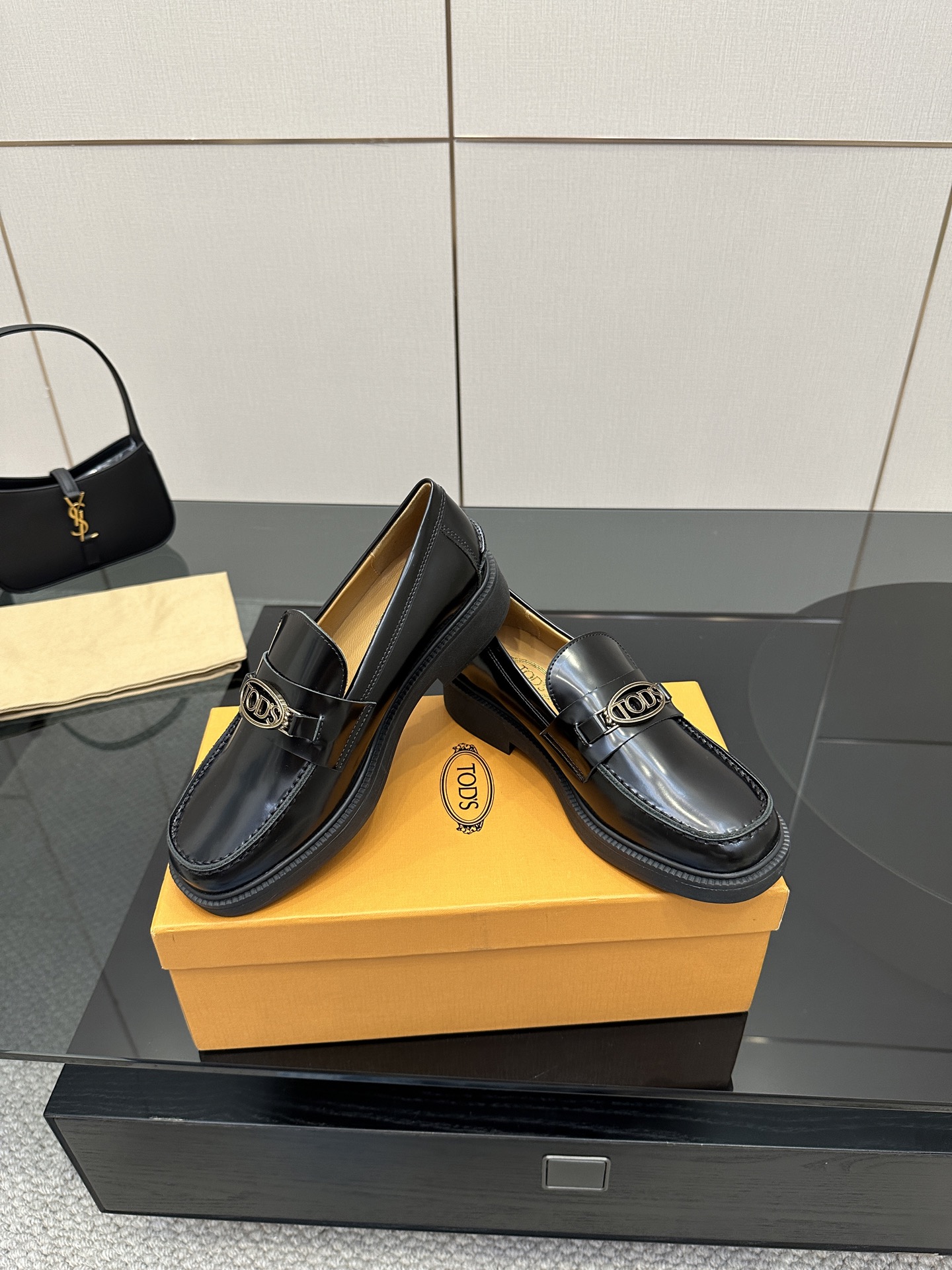 TOD’S Classic Metallic Shoes with High-Quality Alloy and Unique Design - 图片 5