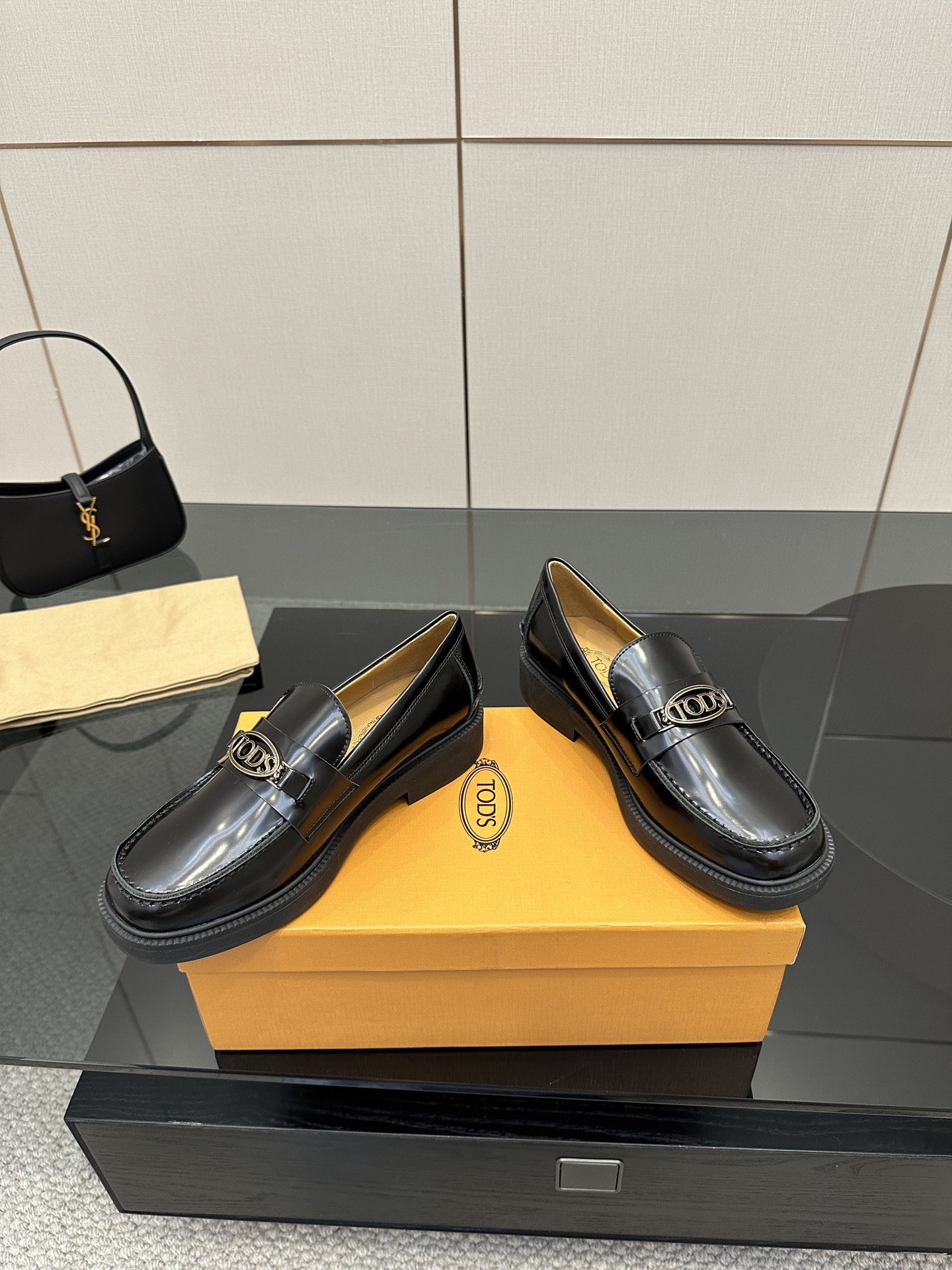 TOD’S Classic Metallic Shoes with High-Quality Alloy and Unique Design - 图片 2