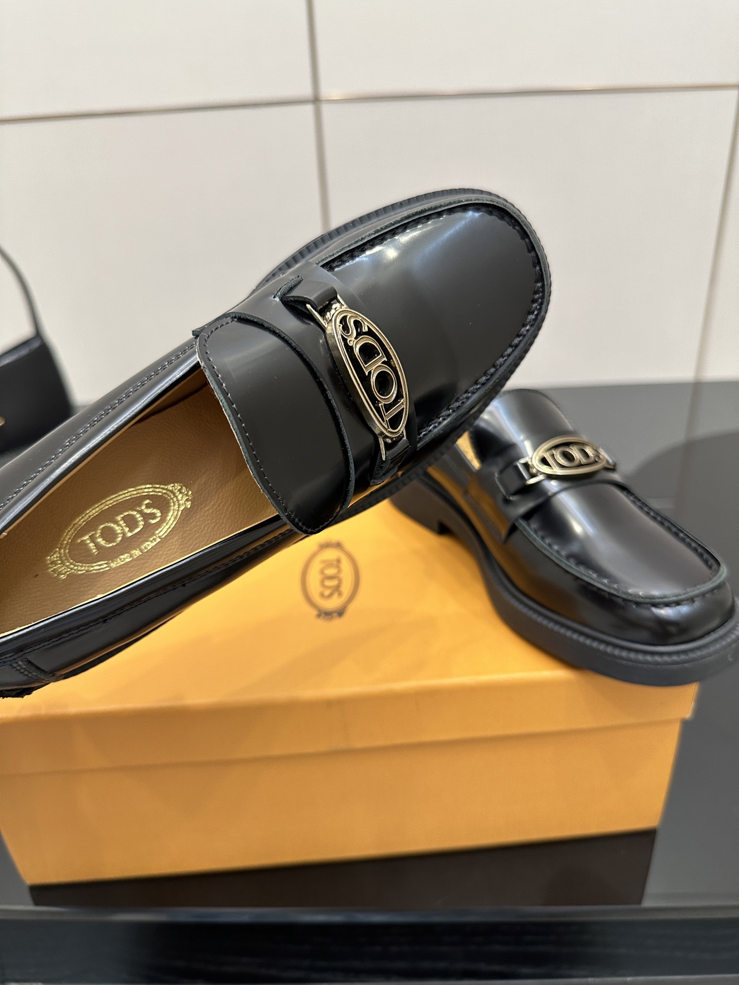 TOD’S Classic Metallic Shoes with High-Quality Alloy and Unique Design - 图片 7