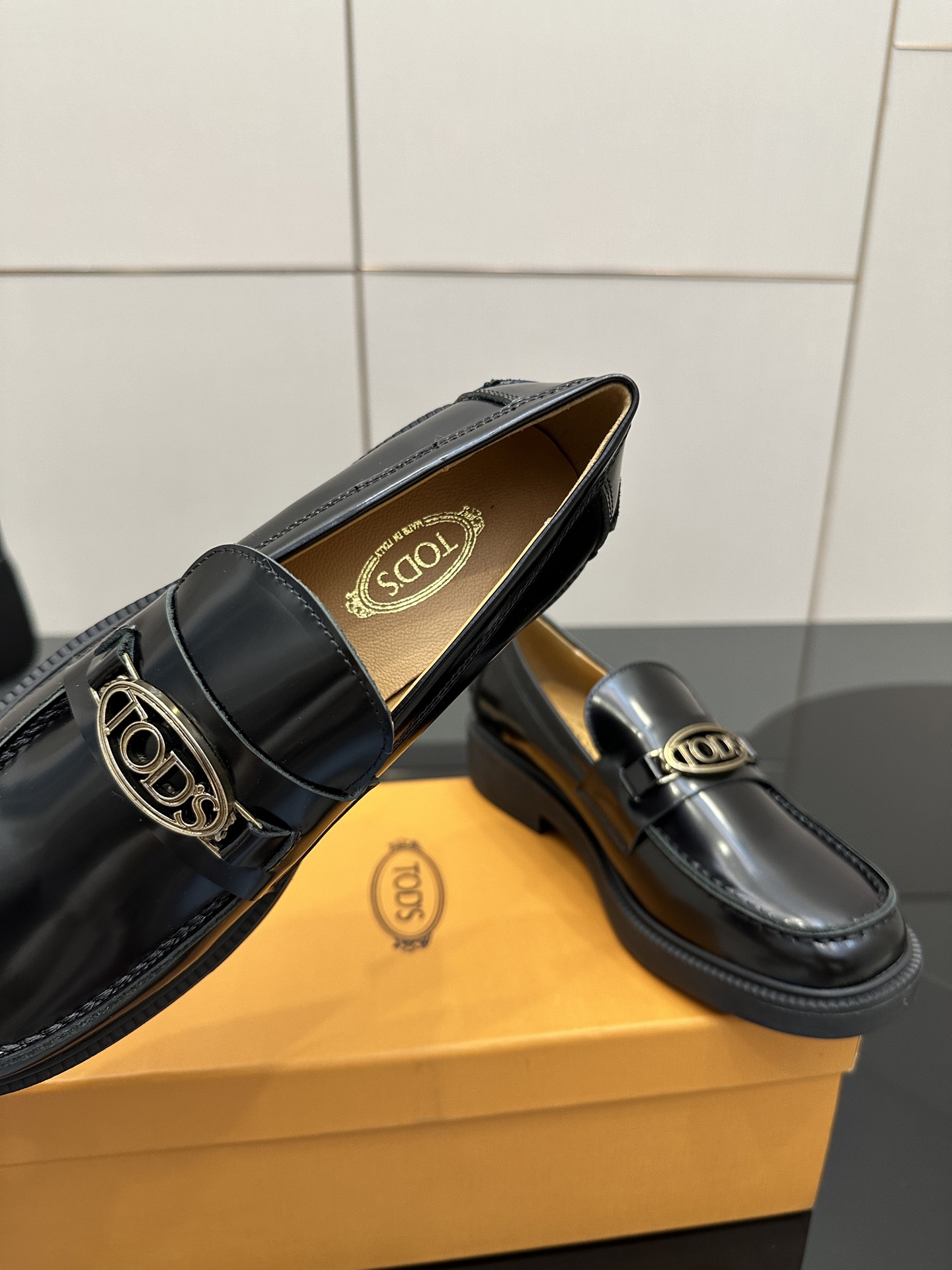 TOD’S Classic Metallic Shoes with High-Quality Alloy and Unique Design - 图片 8