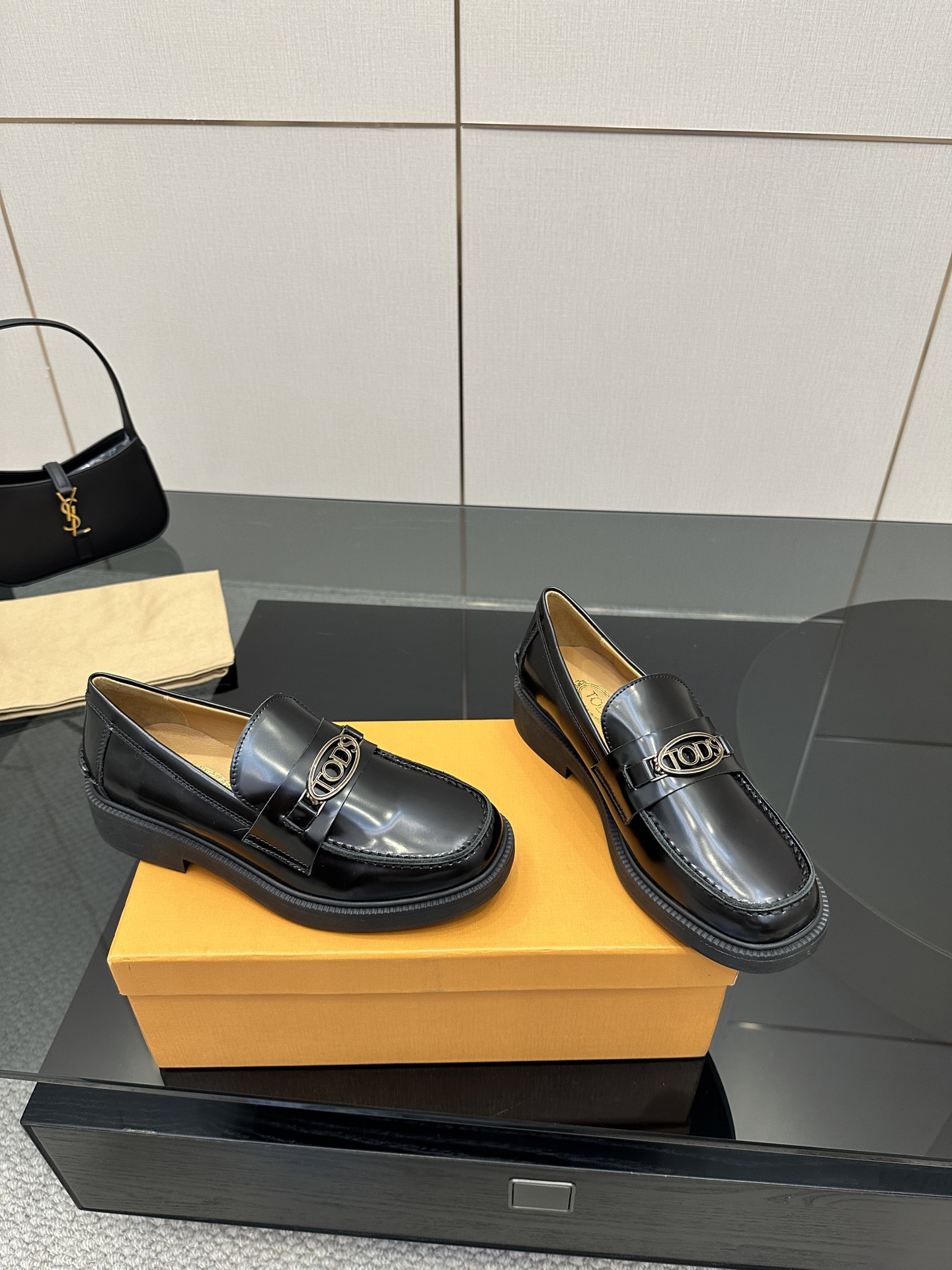TOD’S Classic Metallic Shoes with High-Quality Alloy and Unique Design - 图片 3