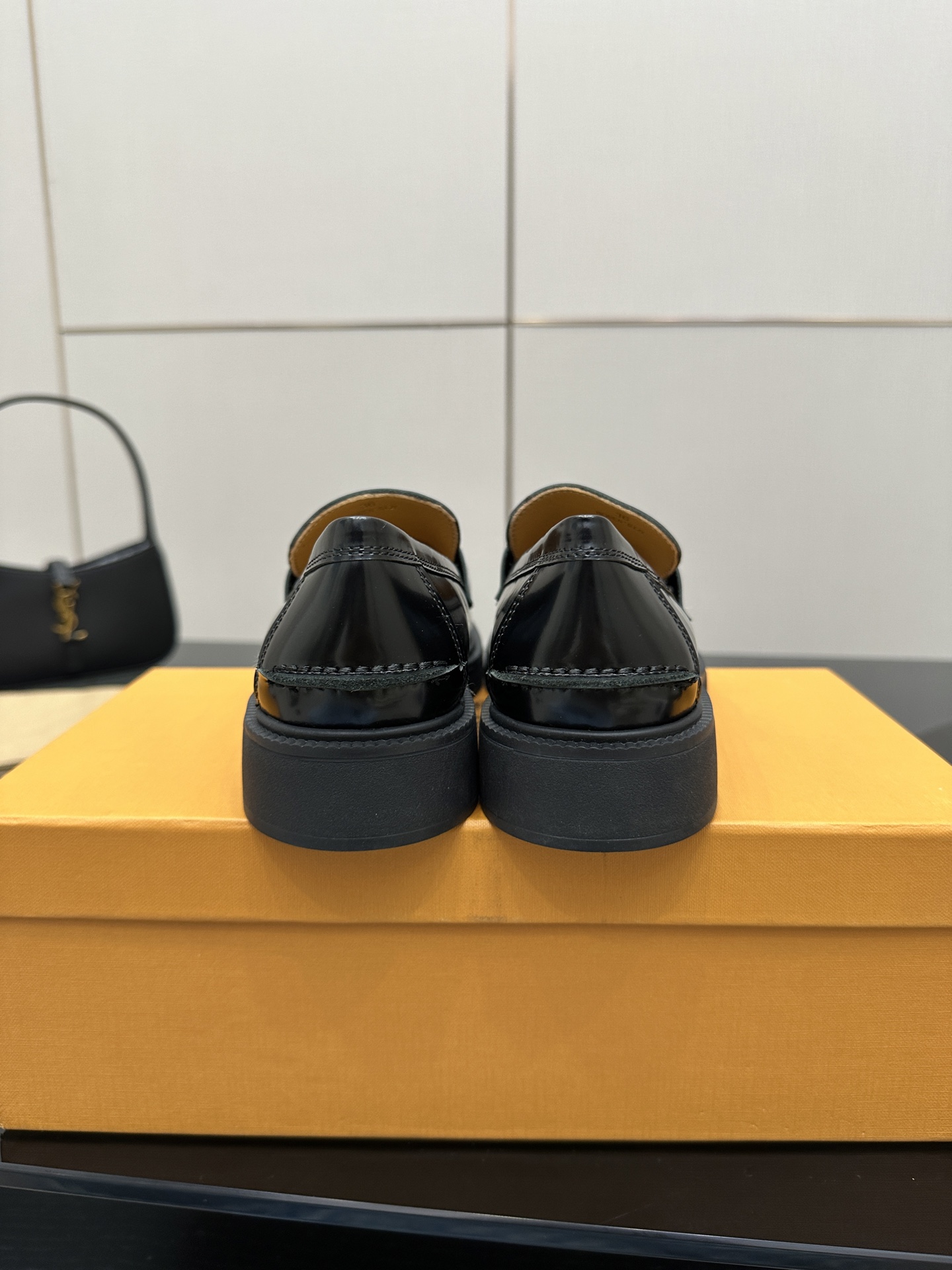 TOD’S Classic Metallic Shoes with High-Quality Alloy and Unique Design - 图片 9