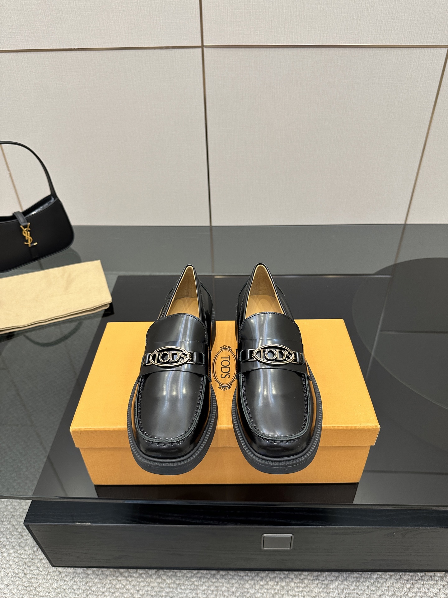 TOD’S Classic Metallic Shoes with High-Quality Alloy and Unique Design - 图片 1