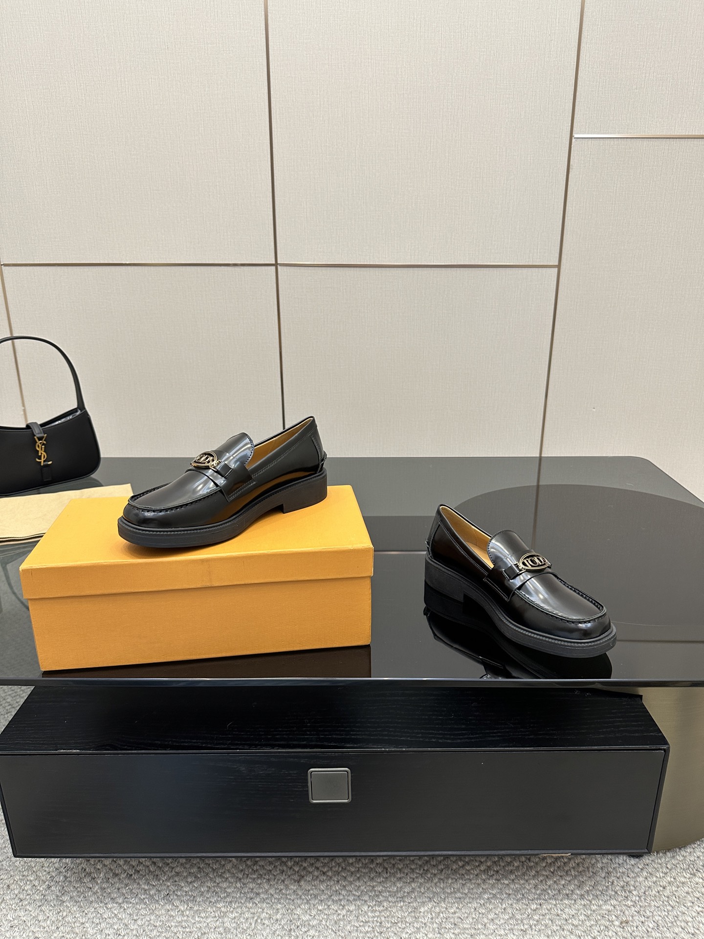 TOD’S Classic Metallic Shoes with High-Quality Alloy and Unique Design - 图片 6