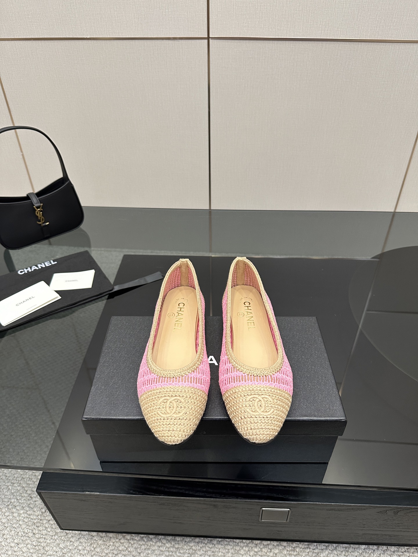 NO:409675,CHANE*｜Xiaoxiang 25P new classic pair of C Maryzhen single shoes. Love it at first sight. It's not an exaggeration~ This is probably Xiaoxiang's charm. She always understands girls. Although it looks very cold, it has a unique feeling with black stockings. It is the latest model this year. I have already started to arrange it before the counter is on~ I know you will like it. It looks good on the feet. The round and pointed last is not picky about the shape of the feet. It looks slim with wide and fat feet. It has a visual impact. The upper is made of original custom material. The inner is sheepskin material. It is huge and soft and comfortable~ Italian cowhide sole. Heel height is 1.5cm/5cm Size35-39 (customized by 40/41), single shoes, chanel, mary jane, cowhide, sheepskin19860909CHANE*｜小香25P新品经典 双c玛丽珍单鞋 对它一见钟情 不夸张哦～ 这大概就是小香的魅力 总是很懂女生 虽然看上去很冷但配上黑丝袜特有感觉 是今年的最新款来着 专柜还没上我就已经着手安排啦～ 知道你们一定会喜欢 上脚也确实好看 圆尖的楦头对脚型完全不挑 宽胖脚穿也显瘦 视觉上很有冲击感 鞋面采用原版定制材质 内里是羊皮材质 巨柔软巨舒服哦～ 意大利牛皮大底 跟高1.5cm/5cm Size35-39（40/41定制）,单鞋,chanel,mary jane,cowhide,sheepskin,Women's Shoes