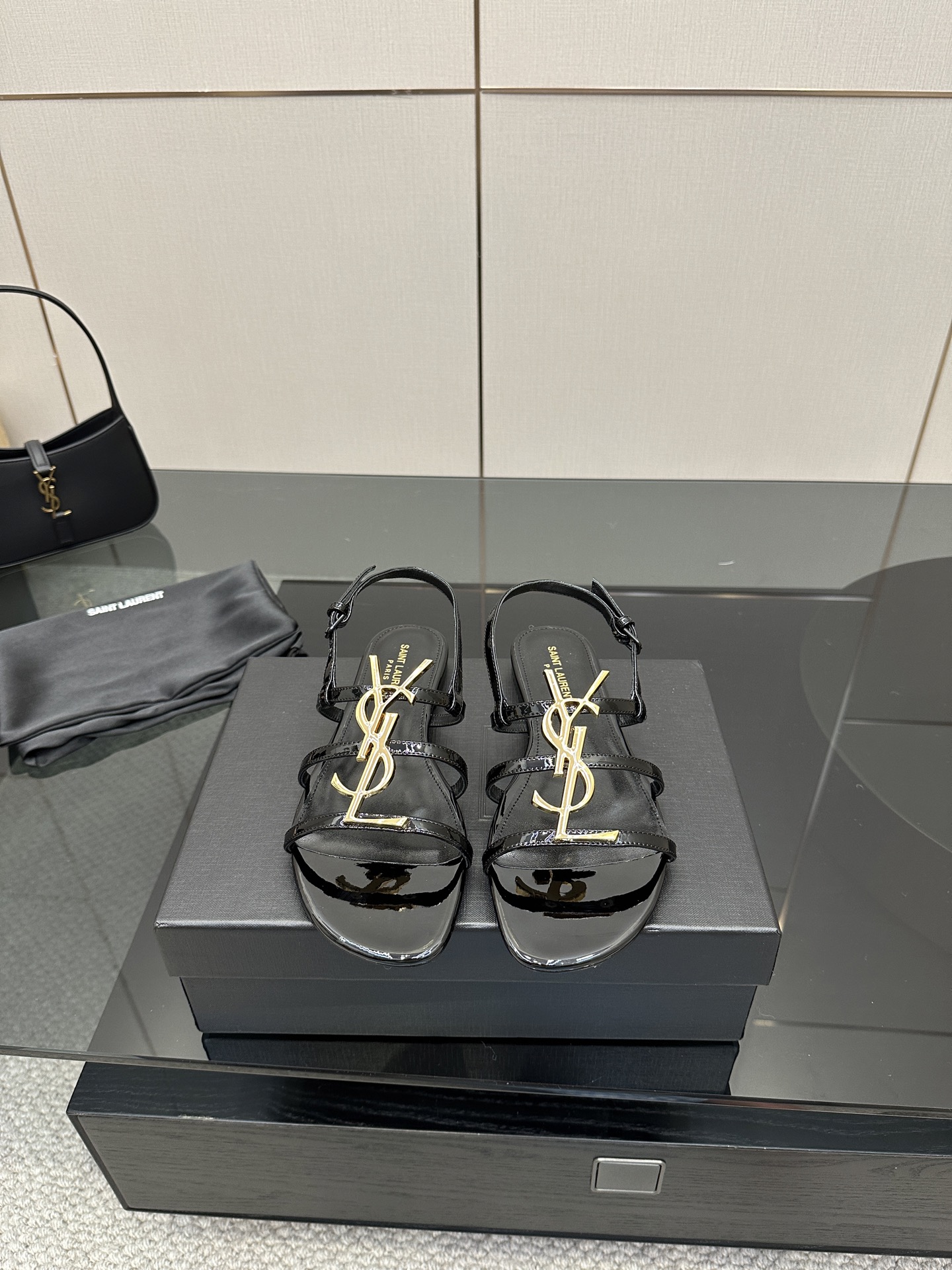 NO:419903,Batch Saint Lauren*YSL Saint Laurent Classic Large Logo Flat Sandals!  This sandal is definitely the beauty in my shoe cabinet. The eye-catching YSL logo metal buckle is exquisite and shining, and it is bold and declares the brand's fashion attitude, as if it is talking about fashion never being low-key. The shoe body lines are simple and smooth, and the right simple style. There is no complicated design. It can easily grasp the sense of high-end. From walking on the street in spring to rushing to the beach in summer, it is a great match. Wear it with a simple white dress, fresh and elegant, instantly transforming into a vacation-style goddess; paired with personalized shorts and a short navel top can easily interpret the fashionable street fashion style. Whether it is going out on the street or attending parties, it can fully open your aura. The fabric is made of original custom leather, the inner foot pads are lambskin, and the Italian imported cowhide is large bottom.  size35-39 (customized on 40/41/42), sandals, saint laurent, saint laurent, saint laurent, sandals, skirts, shorts, cowhide, sheepskin19860909批 Saint Lauren*YSL圣罗兰经典大logo平底凉鞋！ 这款凉鞋绝对是我鞋柜里的颜值担当. 醒目的YSL大logo金属饰扣 精致又闪耀 张扬地宣告着品牌的时尚态度 仿佛在说时尚 从不低调. 鞋身线条简洁流畅 恰到好处的简约风格 没有繁杂的设计 轻松就能拿捏住高级感. 从春天漫步街头到夏天奔赴海边它都是绝佳搭配. 穿上它搭配一条简约的白色连衣裙, 清新又优雅,瞬间变身度假风女神； 搭配个性的短裤和露脐短上衣 又能轻松演绎出时髦的街头潮流风 无论是日常出街还是参加派对 它都能让你气场全开. 面料采用原版定制皮料 内里垫脚均为小羊皮 意大利进口牛皮大底 size35-39（40/41/42定制）,凉鞋,saint laurent,saint laurent,saint laurent,sandals,skirts,shorts,cowhide,sheepskin,Women's Shoes