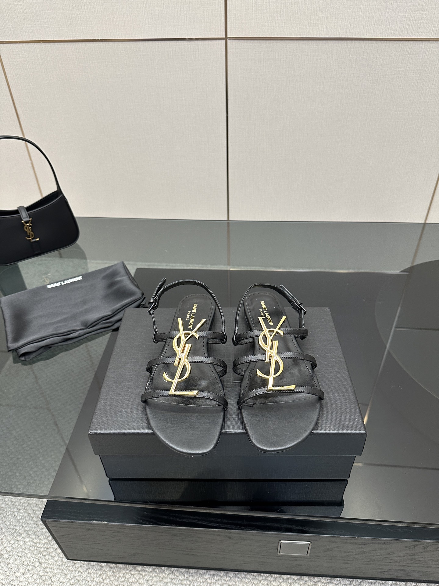 NO:419914,Batch Saint Lauren*YSL Saint Laurent Classic Large Logo Flat Sandals!  This sandal is definitely the beauty in my shoe cabinet. The eye-catching YSL logo metal buckle is exquisite and shining, and it is bold and declares the brand's fashion attitude, as if it is talking about fashion never being low-key. The shoe body lines are simple and smooth, and the right simple style. There is no complicated design. It can easily grasp the sense of high-end. From walking on the street in spring to rushing to the beach in summer, it is a great match. Wear it with a simple white dress, fresh and elegant, instantly transforming into a vacation-style goddess; paired with personalized shorts and a short navel top can easily interpret the fashionable street fashion style. Whether it is going out on the street or attending parties, it can fully open your aura. The fabric is made of original custom leather, the inner foot pads are lambskin, and the Italian imported cowhide is large bottom.  size35-39 (customized on 40/41/42), sandals, saint laurent, saint laurent, saint laurent, sandals, skirts, shorts, cowhide, sheepskin19860909批 Saint Lauren*YSL圣罗兰经典大logo平底凉鞋！ 这款凉鞋绝对是我鞋柜里的颜值担当. 醒目的YSL大logo金属饰扣 精致又闪耀 张扬地宣告着品牌的时尚态度 仿佛在说时尚 从不低调. 鞋身线条简洁流畅 恰到好处的简约风格 没有繁杂的设计 轻松就能拿捏住高级感. 从春天漫步街头到夏天奔赴海边它都是绝佳搭配. 穿上它搭配一条简约的白色连衣裙, 清新又优雅,瞬间变身度假风女神； 搭配个性的短裤和露脐短上衣 又能轻松演绎出时髦的街头潮流风 无论是日常出街还是参加派对 它都能让你气场全开. 面料采用原版定制皮料 内里垫脚均为小羊皮 意大利进口牛皮大底 size35-39（40/41/42定制）,凉鞋,saint laurent,saint laurent,saint laurent,sandals,skirts,shorts,cowhide,sheepskin,Women's Shoes