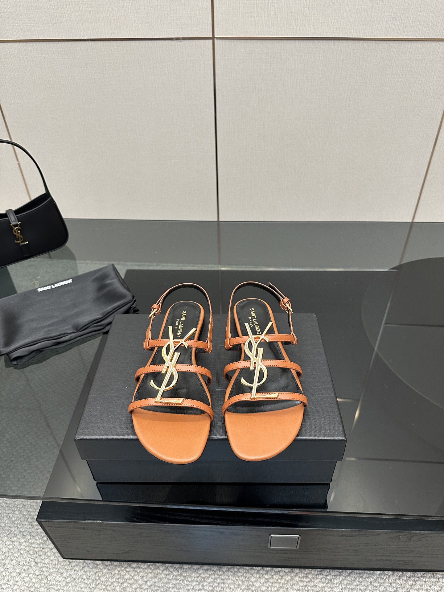 NO:419924,Batch Saint Lauren*YSL Saint Laurent Classic Large Logo Flat Sandals!  This sandal is definitely the beauty in my shoe cabinet. The eye-catching YSL logo metal buckle is exquisite and shining, and it is bold and declares the brand's fashion attitude, as if it is talking about fashion never being low-key. The shoe body lines are simple and smooth, and the right simple style. There is no complicated design. It can easily grasp the sense of high-end. From walking on the street in spring to rushing to the beach in summer, it is a great match. Wear it with a simple white dress, fresh and elegant, instantly transforming into a vacation-style goddess; paired with personalized shorts and a short navel top can easily interpret the fashionable street fashion style. Whether it is going out on the street or attending parties, it can fully open your aura. The fabric is made of original custom leather, the inner foot pads are lambskin, and the Italian imported cowhide is large bottom.  size35-39 (customized on 40/41/42), sandals, saint laurent, saint laurent, saint laurent, sandals, skirts, shorts, cowhide, sheepskin19860909批 Saint Lauren*YSL圣罗兰经典大logo平底凉鞋！ 这款凉鞋绝对是我鞋柜里的颜值担当. 醒目的YSL大logo金属饰扣 精致又闪耀 张扬地宣告着品牌的时尚态度 仿佛在说时尚 从不低调. 鞋身线条简洁流畅 恰到好处的简约风格 没有繁杂的设计 轻松就能拿捏住高级感. 从春天漫步街头到夏天奔赴海边它都是绝佳搭配. 穿上它搭配一条简约的白色连衣裙, 清新又优雅,瞬间变身度假风女神； 搭配个性的短裤和露脐短上衣 又能轻松演绎出时髦的街头潮流风 无论是日常出街还是参加派对 它都能让你气场全开. 面料采用原版定制皮料 内里垫脚均为小羊皮 意大利进口牛皮大底 size35-39（40/41/42定制）,凉鞋,saint laurent,saint laurent,saint laurent,sandals,skirts,shorts,cowhide,sheepskin,Women's Shoes