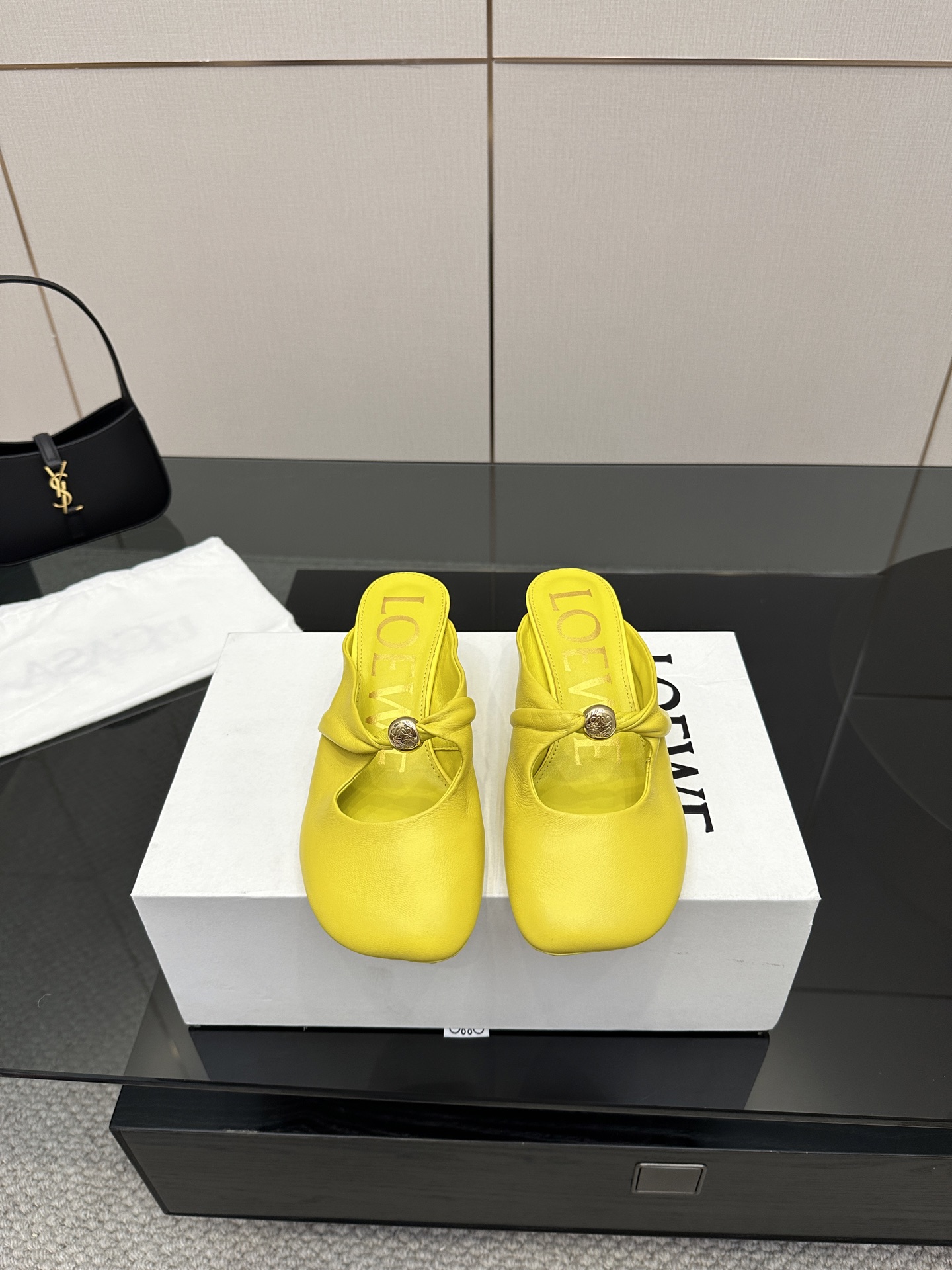 NO:417210,LOEW*25/Early autumn new gold buckle small heel slippers·The same style as Chen Tuling!  Puzzle handbags inspiration to create a 10th anniversary limited-time space series·Applicable to any occasion·Eye-closed (note that there is no color difference in P leather) Customized sheepskin sole ZP molded Anaram logo outsole Color black, brown, yellow Size 35-39 (full package), semi-torch, loewe, slippers, sheepskin19860909LOEW*25/早秋全新金扣小跟拖鞋·陈都灵同款！Puzzle手袋灵感打造10周年限时空间系列·适用任何场合·闭眼入（注意P皮料无色差） 鞋面定制羊皮 鞋底ZP成型Anaram标志大底 颜色黑、棕、黄 码数35-39（全套包装）,半拖,loewe,slippers,sheepskin,Women's Shoes