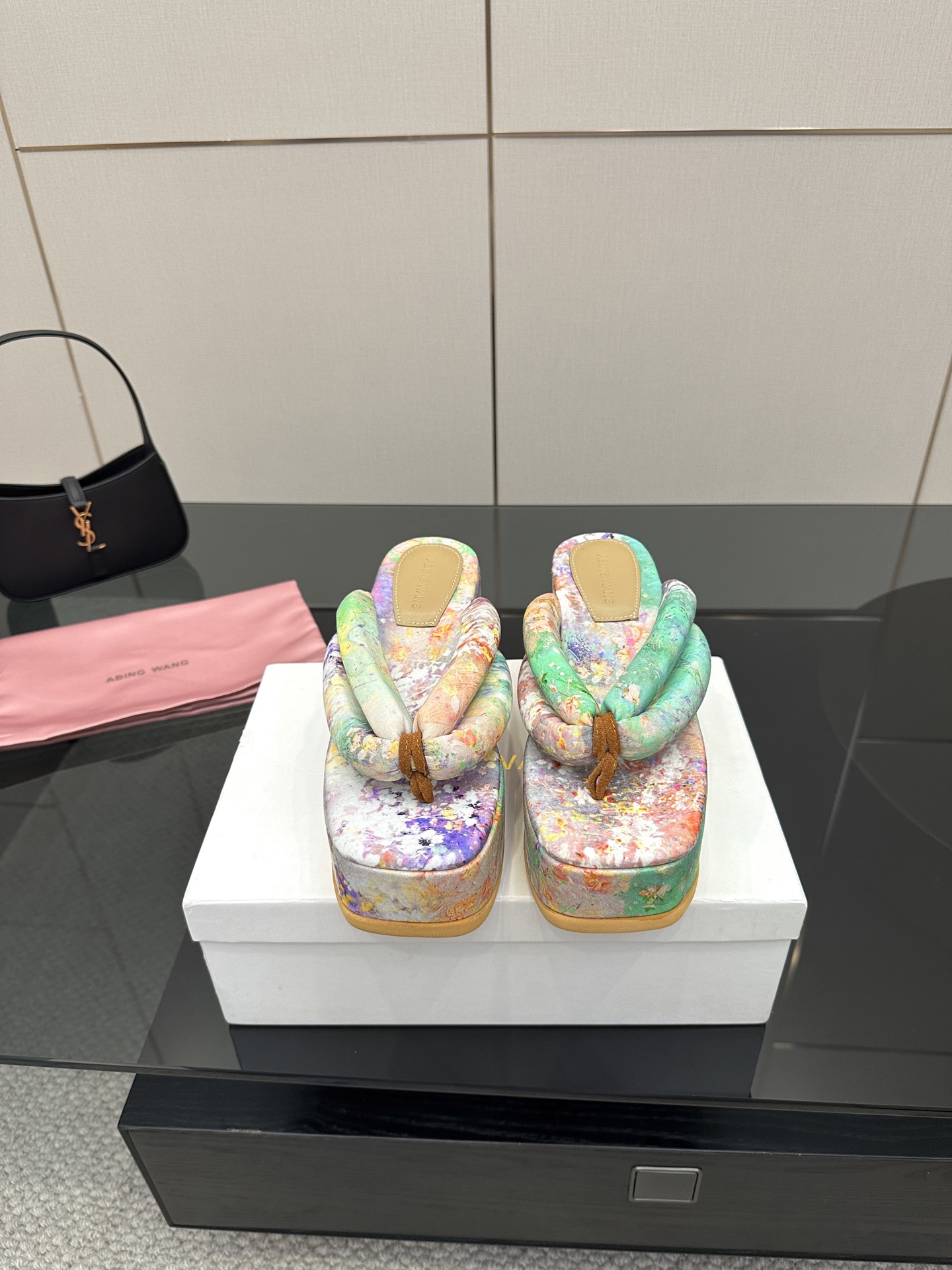 NO:413516,ABING WANG Original Brand 25 New Products Spring and Summer New Product Series New Products Launched, Flip Filled, Summer Selected Jewelry Sharing Originally made in Italy, the handmade pleating craftsmanship brings a unique fashionable beauty!  Custom dyed velvet cloth for upper, rubber sole, footbed velvet cloth, heel height 6cm, size 35–40 (customized for 40), split-toe shoes19860909ABING WANG 原创品牌25新品春夏新品系列 新品上市 夹脚 夏日精选饰品分享 源于意大利手工制作,手工褶皱工艺带来独特时尚美感！ 鞋面订制染色绒布 大底橡胶底 垫脚绒布 跟高6cm 码数35–40（40定做),分趾鞋,Women's Shoes