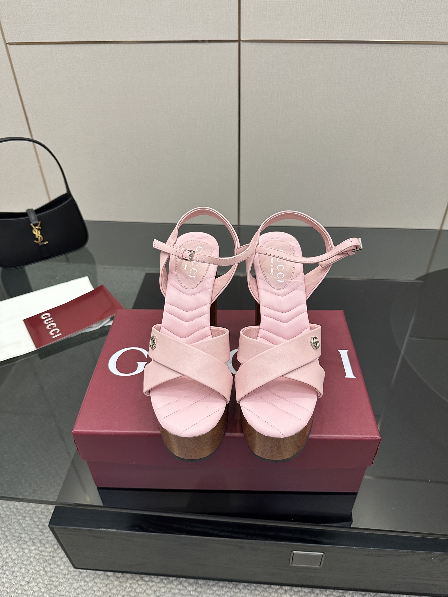 NO:409669,GUCCI2025 Summer Latest Water Table Sandals This women's leak-toed sandals show the brand heritage and show their unique charm. It is made of exquisite sheepskin, with an elegant design without losing its casualness, and is a refreshing and ideal item for warm season style. Top version, welcome to compare. Original version 1:1 replica. Please be sure to ensure that our authentic products are guaranteed. Imported upper high-end cowhide inner/foot pad full grain pattern high-end lambskin sole original rubber sole 13cm heel height 5cm water table 35-42 (41/40/42 custom made without return and exchange), high heels sandals, gucci, sandals, high heels, cowhide, sheepskin19860909GUCCI2025夏季最新水台凉鞋 这款女士漏趾凉鞋彰显品牌传承,尽显别样魅力.采用精致羊皮打造,设计优雅而不失随性,是暖季造型的清爽理想单品 顶级版本、欢迎比对. 原版1:1复刻 注意请认准咱家正品保证 鞋面进口高档牛皮 内里/垫脚全粒纹高档小羊皮 鞋底原版橡胶底 跟高13cm 水台5cm 配码35-42（41/40/42定做不退换）,高跟鞋凉鞋,gucci,sandals,high heels,cowhide,sheepskin,Women's Shoes