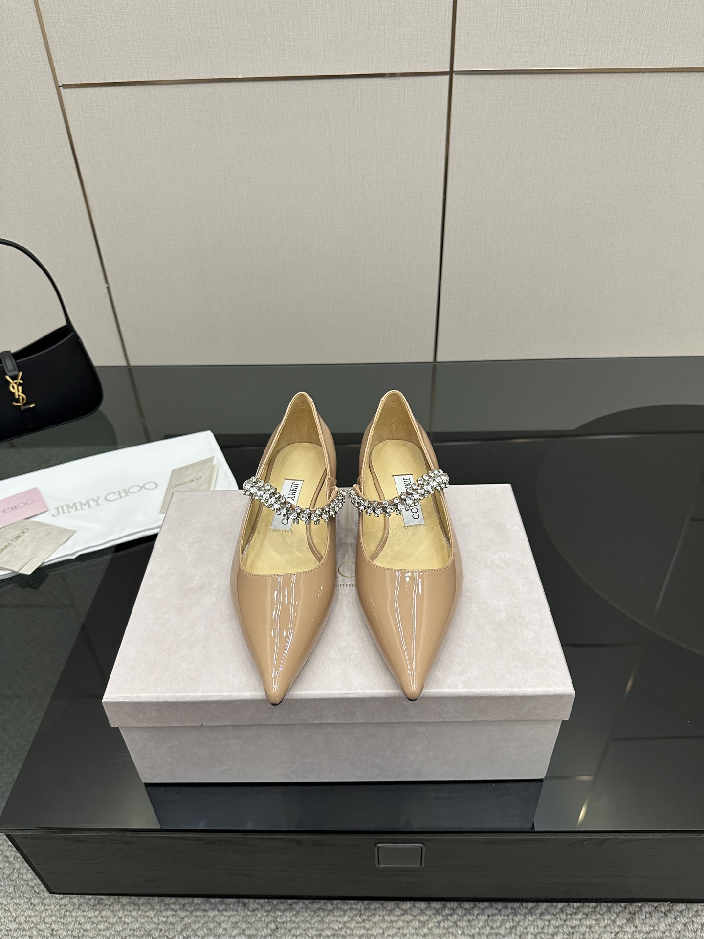 NO:411643,Comment Jimmy Choo｜Zhou Yangjie's classic one-line diamond-wearing shoes. You are the best companion for the skirt in the wardrobe. I believe I admire the high heel shoe designers at JC home who have a very good grasp of the psychology of women. The shoes made will definitely make any woman control a shoe that does not coexist with sexy and elegant. It is paired with a shiny Swarovski crystal chain and is decorated with a very eye-catching and elegant design. The style is not exaggerated but it shows the style. In addition, the small pointed coffin shape is completely perfect and very comfortable to put on the feet. What are the fashionable people waiting for? This one took a whole month from purchasing the original version to making it, and it is almost the same as the original version!  A must-have wardrobe, there is definitely one that suits you!  !  The fabric is made of imported beef patent leather, sheepskin, Greet inner footbed mixed breed sheepskin Customized A-grade Italian leather sole Size35-39 (customized on 40/41), single shoes, jimmy choo, swarovski, chanel, mary jane, high heels, skirts, sheepskin19860909批 Jimmy Choo｜周仰杰经典一字钻带玛丽珍鞋  你衣柜里裙子最好的伴侣,相信我就佩服JC家的高跟鞋履设计师把女人的心理把握的很到位,做出来的鞋子绝对会让任何一个女人都把持不性感与优雅并存的一款鞋子,搭配一条闪闪动人的施华洛世奇水晶链条予以点缀装饰十分醒目优雅的设计,风格不浮夸但尽显格调,再加上小尖头棺型完全做到了极致上脚非常舒适时髦精们还在等什么?这款从购买原版到制作一共整整花了一个月的时间去打磨,到现在几乎与原版一致！衣橱必备款,绝对有一款是适合你的！！ 面料采用进口牛漆皮,羊皮,格力特 内里垫脚混种羊皮 定制A级意大利真皮底 Size35-39（40/41定制）,单鞋,jimmy choo,swarovski,chanel,mary jane,high heels,skirts,sheepskin,Women's Shoes