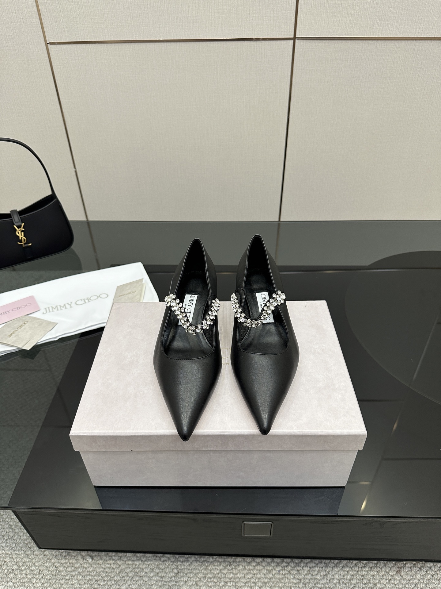 NO:411659,Comment Jimmy Choo｜Zhou Yangjie's classic one-line diamond-wearing shoes. You are the best companion for the skirt in the wardrobe. I believe I admire the high heel shoe designers at JC home who have a very good grasp of the psychology of women. The shoes made will definitely make any woman control a shoe that does not coexist with sexy and elegant. It is paired with a shiny Swarovski crystal chain and is decorated with a very eye-catching and elegant design. The style is not exaggerated but it shows the style. In addition, the small pointed coffin shape is completely perfect and very comfortable to put on the feet. What are the fashionable people waiting for? This one took a whole month from purchasing the original version to making it, and it is almost the same as the original version!  A must-have wardrobe, there is definitely one that suits you!  !  The fabric is made of imported beef patent leather, sheepskin, Greet inner footbed mixed breed sheepskin Customized A-grade Italian leather sole Size35-39 (customized on 40/41), single shoes, jimmy choo, swarovski, chanel, mary jane, high heels, skirts, sheepskin19860909批 Jimmy Choo｜周仰杰经典一字钻带玛丽珍鞋  你衣柜里裙子最好的伴侣,相信我就佩服JC家的高跟鞋履设计师把女人的心理把握的很到位,做出来的鞋子绝对会让任何一个女人都把持不性感与优雅并存的一款鞋子,搭配一条闪闪动人的施华洛世奇水晶链条予以点缀装饰十分醒目优雅的设计,风格不浮夸但尽显格调,再加上小尖头棺型完全做到了极致上脚非常舒适时髦精们还在等什么?这款从购买原版到制作一共整整花了一个月的时间去打磨,到现在几乎与原版一致！衣橱必备款,绝对有一款是适合你的！！ 面料采用进口牛漆皮,羊皮,格力特 内里垫脚混种羊皮 定制A级意大利真皮底 Size35-39（40/41定制）,单鞋,jimmy choo,swarovski,chanel,mary jane,high heels,skirts,sheepskin,Women's Shoes