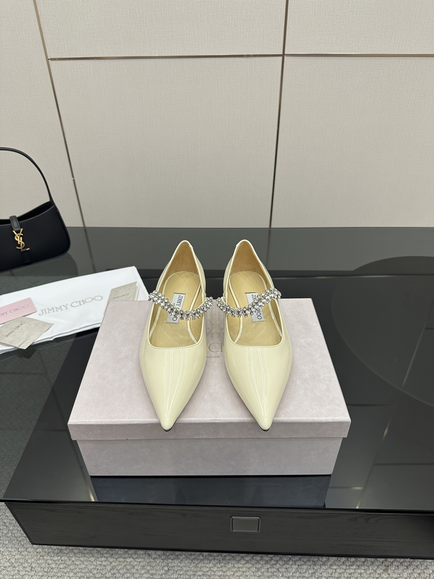 NO:411651,Comment Jimmy Choo｜Zhou Yangjie's classic one-line diamond-wearing shoes. You are the best companion for the skirt in the wardrobe. I believe I admire the high heel shoe designers at JC home who have a very good grasp of the psychology of women. The shoes made will definitely make any woman control a shoe that does not coexist with sexy and elegant. It is paired with a shiny Swarovski crystal chain and is decorated with a very eye-catching and elegant design. The style is not exaggerated but it shows the style. In addition, the small pointed coffin shape is completely perfect and very comfortable to put on the feet. What are the fashionable people waiting for? This one took a whole month from purchasing the original version to making it, and it is almost the same as the original version!  A must-have wardrobe, there is definitely one that suits you!  !  The fabric is made of imported beef patent leather, sheepskin, Greet inner footbed mixed breed sheepskin Customized A-grade Italian leather sole Size35-39 (customized on 40/41), single shoes, jimmy choo, swarovski, chanel, mary jane, high heels, skirts, sheepskin19860909批 Jimmy Choo｜周仰杰经典一字钻带玛丽珍鞋  你衣柜里裙子最好的伴侣,相信我就佩服JC家的高跟鞋履设计师把女人的心理把握的很到位,做出来的鞋子绝对会让任何一个女人都把持不性感与优雅并存的一款鞋子,搭配一条闪闪动人的施华洛世奇水晶链条予以点缀装饰十分醒目优雅的设计,风格不浮夸但尽显格调,再加上小尖头棺型完全做到了极致上脚非常舒适时髦精们还在等什么?这款从购买原版到制作一共整整花了一个月的时间去打磨,到现在几乎与原版一致！衣橱必备款,绝对有一款是适合你的！！ 面料采用进口牛漆皮,羊皮,格力特 内里垫脚混种羊皮 定制A级意大利真皮底 Size35-39（40/41定制）,单鞋,jimmy choo,swarovski,chanel,mary jane,high heels,skirts,sheepskin,Women's Shoes