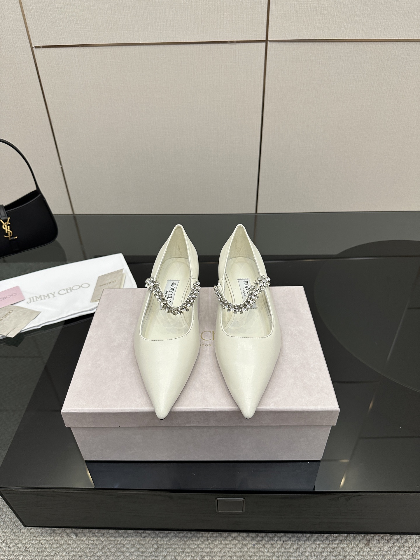 NO:411667,Comment Jimmy Choo｜Zhou Yangjie's classic one-line diamond-wearing shoes. You are the best companion for the skirt in the wardrobe. I believe I admire the high heel shoe designers at JC home who have a very good grasp of the psychology of women. The shoes made will definitely make any woman control a shoe that does not coexist with sexy and elegant. It is paired with a shiny Swarovski crystal chain and is decorated with a very eye-catching and elegant design. The style is not exaggerated but it shows the style. In addition, the small pointed coffin shape is completely perfect and very comfortable to put on the feet. What are the fashionable people waiting for? This one took a whole month from purchasing the original version to making it, and it is almost the same as the original version!  A must-have wardrobe, there is definitely one that suits you!  !  The fabric is made of imported beef patent leather, sheepskin, Greet inner footbed mixed breed sheepskin Customized A-grade Italian leather sole Size35-39 (customized on 40/41), single shoes, jimmy choo, swarovski, chanel, mary jane, high heels, skirts, sheepskin19860909批 Jimmy Choo｜周仰杰经典一字钻带玛丽珍鞋  你衣柜里裙子最好的伴侣,相信我就佩服JC家的高跟鞋履设计师把女人的心理把握的很到位,做出来的鞋子绝对会让任何一个女人都把持不性感与优雅并存的一款鞋子,搭配一条闪闪动人的施华洛世奇水晶链条予以点缀装饰十分醒目优雅的设计,风格不浮夸但尽显格调,再加上小尖头棺型完全做到了极致上脚非常舒适时髦精们还在等什么?这款从购买原版到制作一共整整花了一个月的时间去打磨,到现在几乎与原版一致！衣橱必备款,绝对有一款是适合你的！！ 面料采用进口牛漆皮,羊皮,格力特 内里垫脚混种羊皮 定制A级意大利真皮底 Size35-39（40/41定制）,单鞋,jimmy choo,swarovski,chanel,mary jane,high heels,skirts,sheepskin,Women's Shoes