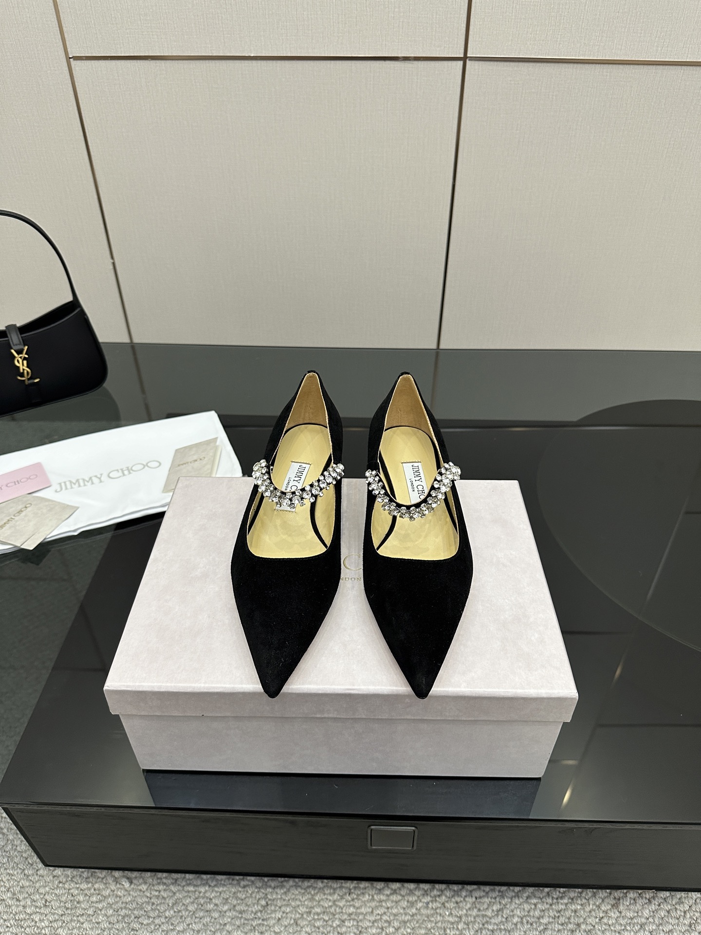 NO:411675,Comment Jimmy Choo｜Zhou Yangjie's classic one-line diamond-wearing shoes. You are the best companion for the skirt in the wardrobe. I believe I admire the high heel shoe designers at JC home who have a very good grasp of the psychology of women. The shoes made will definitely make any woman control a shoe that does not coexist with sexy and elegant. It is paired with a shiny Swarovski crystal chain and is decorated with a very eye-catching and elegant design. The style is not exaggerated but it shows the style. In addition, the small pointed coffin shape is completely perfect and very comfortable to put on the feet. What are the fashionable people waiting for? This one took a whole month from purchasing the original version to making it, and it is almost the same as the original version!  A must-have wardrobe, there is definitely one that suits you!  !  The fabric is made of imported beef patent leather, sheepskin, Greet inner footbed mixed breed sheepskin Customized A-grade Italian leather sole Size35-39 (customized on 40/41), single shoes, jimmy choo, swarovski, chanel, mary jane, high heels, skirts, sheepskin19860909批 Jimmy Choo｜周仰杰经典一字钻带玛丽珍鞋  你衣柜里裙子最好的伴侣,相信我就佩服JC家的高跟鞋履设计师把女人的心理把握的很到位,做出来的鞋子绝对会让任何一个女人都把持不性感与优雅并存的一款鞋子,搭配一条闪闪动人的施华洛世奇水晶链条予以点缀装饰十分醒目优雅的设计,风格不浮夸但尽显格调,再加上小尖头棺型完全做到了极致上脚非常舒适时髦精们还在等什么?这款从购买原版到制作一共整整花了一个月的时间去打磨,到现在几乎与原版一致！衣橱必备款,绝对有一款是适合你的！！ 面料采用进口牛漆皮,羊皮,格力特 内里垫脚混种羊皮 定制A级意大利真皮底 Size35-39（40/41定制）,单鞋,jimmy choo,swarovski,chanel,mary jane,high heels,skirts,sheepskin,Women's Shoes