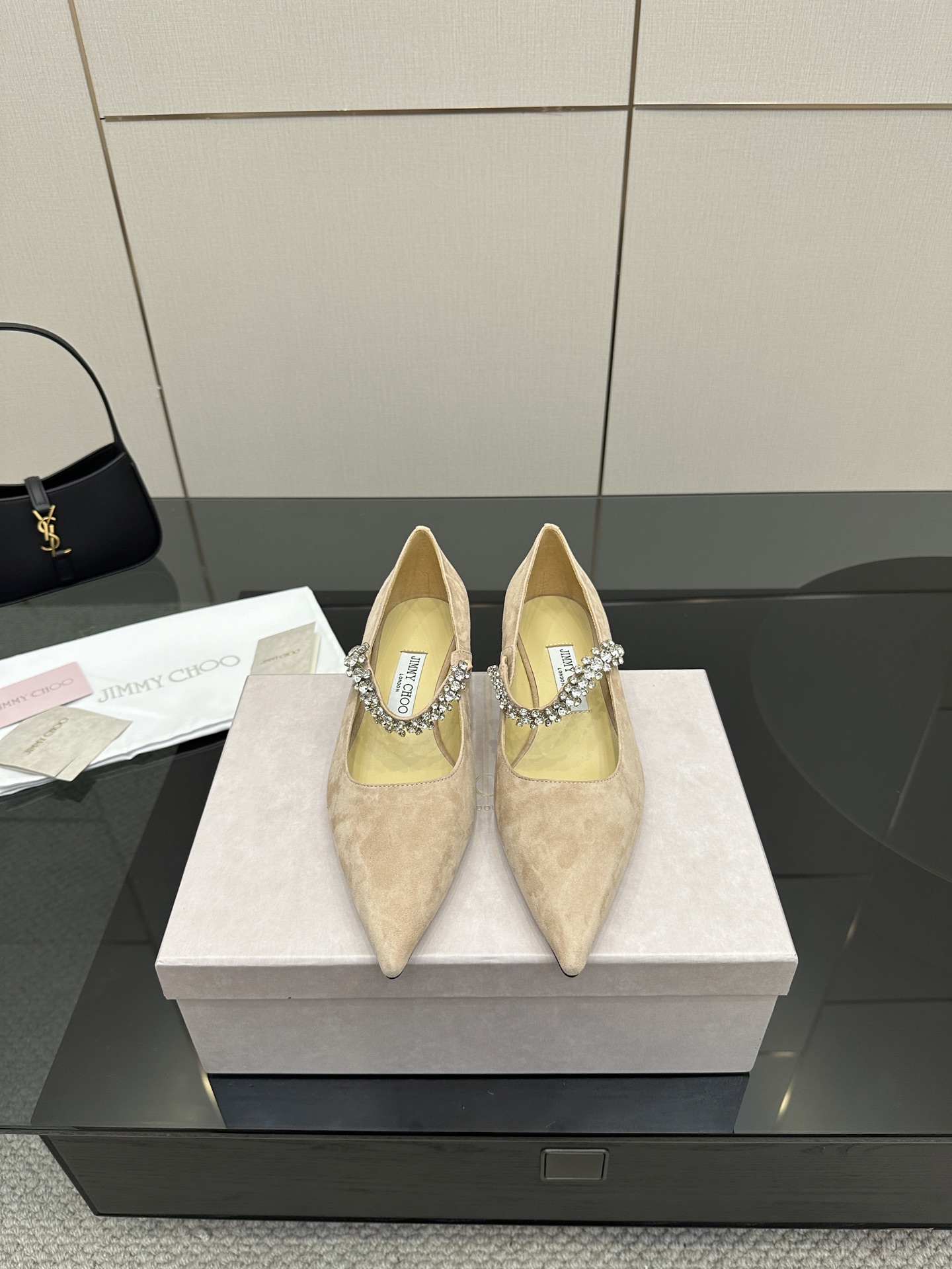 NO:411683,Comment Jimmy Choo｜Zhou Yangjie's classic one-line diamond-wearing shoes. You are the best companion for the skirt in the wardrobe. I believe I admire the high heel shoe designers at JC home who have a very good grasp of the psychology of women. The shoes made will definitely make any woman control a shoe that does not coexist with sexy and elegant. It is paired with a shiny Swarovski crystal chain and is decorated with a very eye-catching and elegant design. The style is not exaggerated but it shows the style. In addition, the small pointed coffin shape is completely perfect and very comfortable to put on the feet. What are the fashionable people waiting for? This one took a whole month from purchasing the original version to making it, and it is almost the same as the original version!  A must-have wardrobe, there is definitely one that suits you!  !  The fabric is made of imported beef patent leather, sheepskin, Greet inner footbed mixed breed sheepskin Customized A-grade Italian leather sole Size35-39 (customized on 40/41), single shoes, jimmy choo, swarovski, chanel, mary jane, high heels, skirts, sheepskin19860909批 Jimmy Choo｜周仰杰经典一字钻带玛丽珍鞋  你衣柜里裙子最好的伴侣,相信我就佩服JC家的高跟鞋履设计师把女人的心理把握的很到位,做出来的鞋子绝对会让任何一个女人都把持不性感与优雅并存的一款鞋子,搭配一条闪闪动人的施华洛世奇水晶链条予以点缀装饰十分醒目优雅的设计,风格不浮夸但尽显格调,再加上小尖头棺型完全做到了极致上脚非常舒适时髦精们还在等什么?这款从购买原版到制作一共整整花了一个月的时间去打磨,到现在几乎与原版一致！衣橱必备款,绝对有一款是适合你的！！ 面料采用进口牛漆皮,羊皮,格力特 内里垫脚混种羊皮 定制A级意大利真皮底 Size35-39（40/41定制）,单鞋,jimmy choo,swarovski,chanel,mary jane,high heels,skirts,sheepskin,Women's Shoes